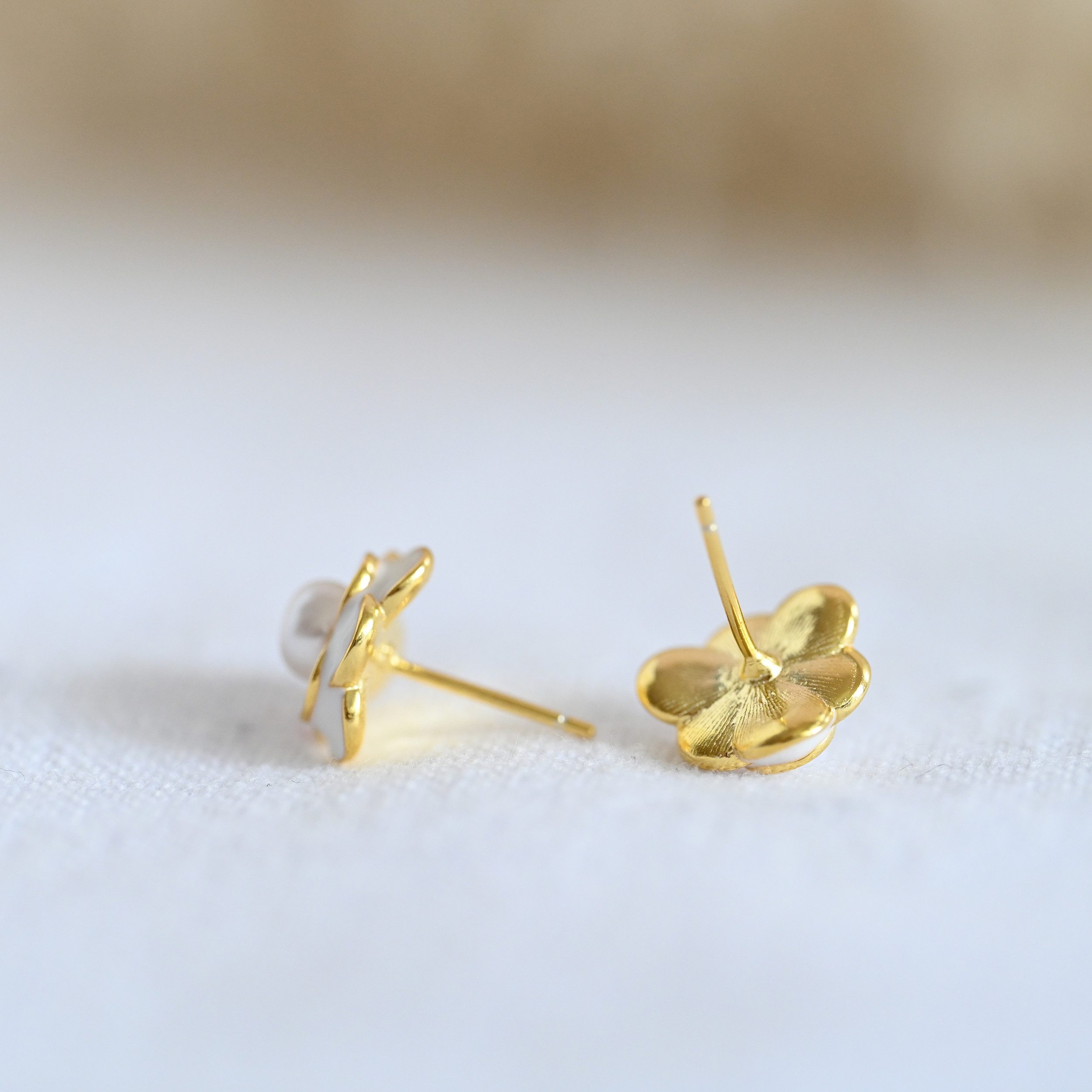 Runde Perlé Paar Ohrstecker weiße Kamelie mit Perle Ohrstecker, 925er Silber, 18K Gold, Emaille (inkl. Geschenkverpackung)