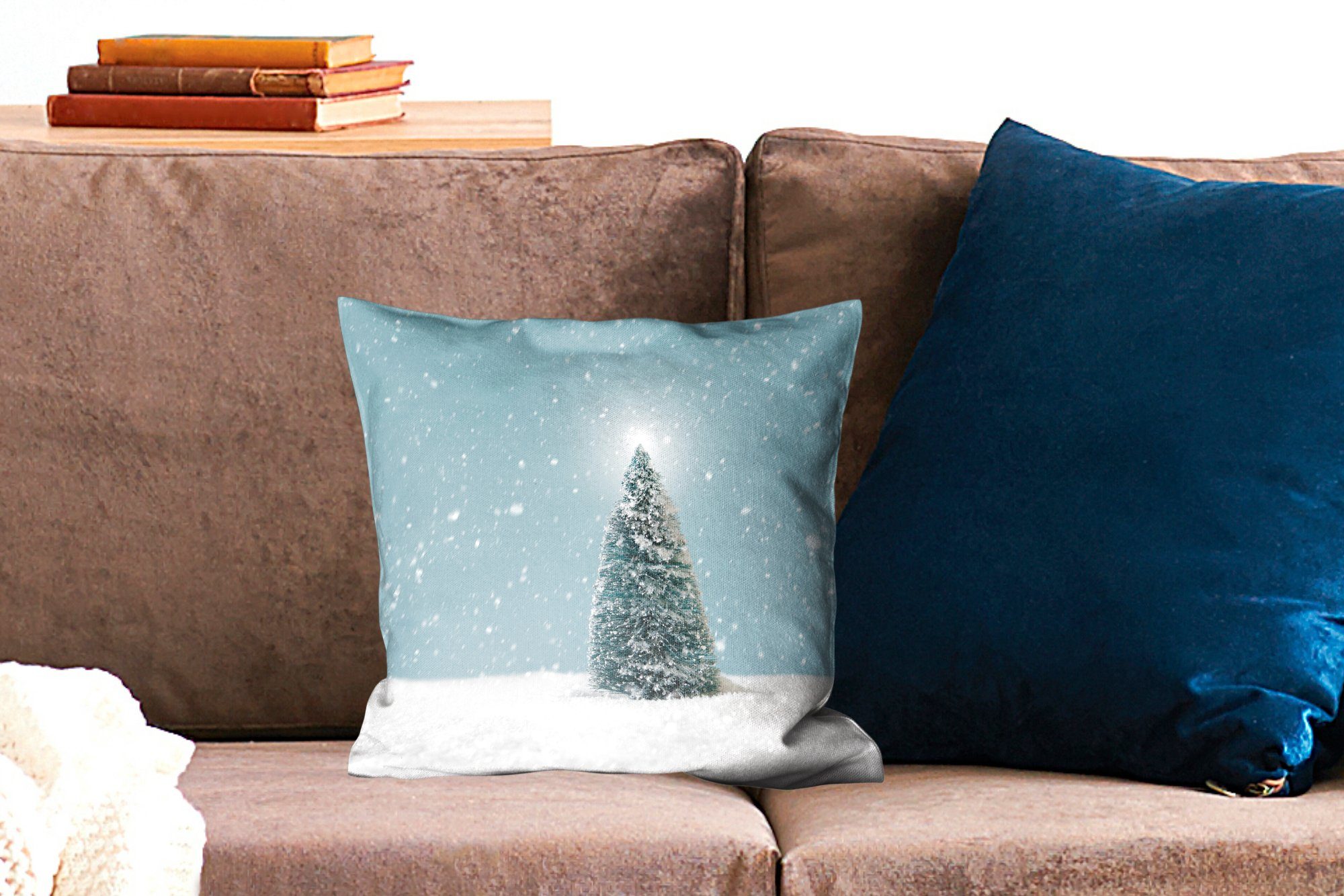 Dekokissen verschneiten Zierkissen Schlafzimmer, Ein mit Füllung Wohzimmer, Sofakissen MuchoWow und Weihnachtsbaum einer blauen, einem Landschaft Deko, für in