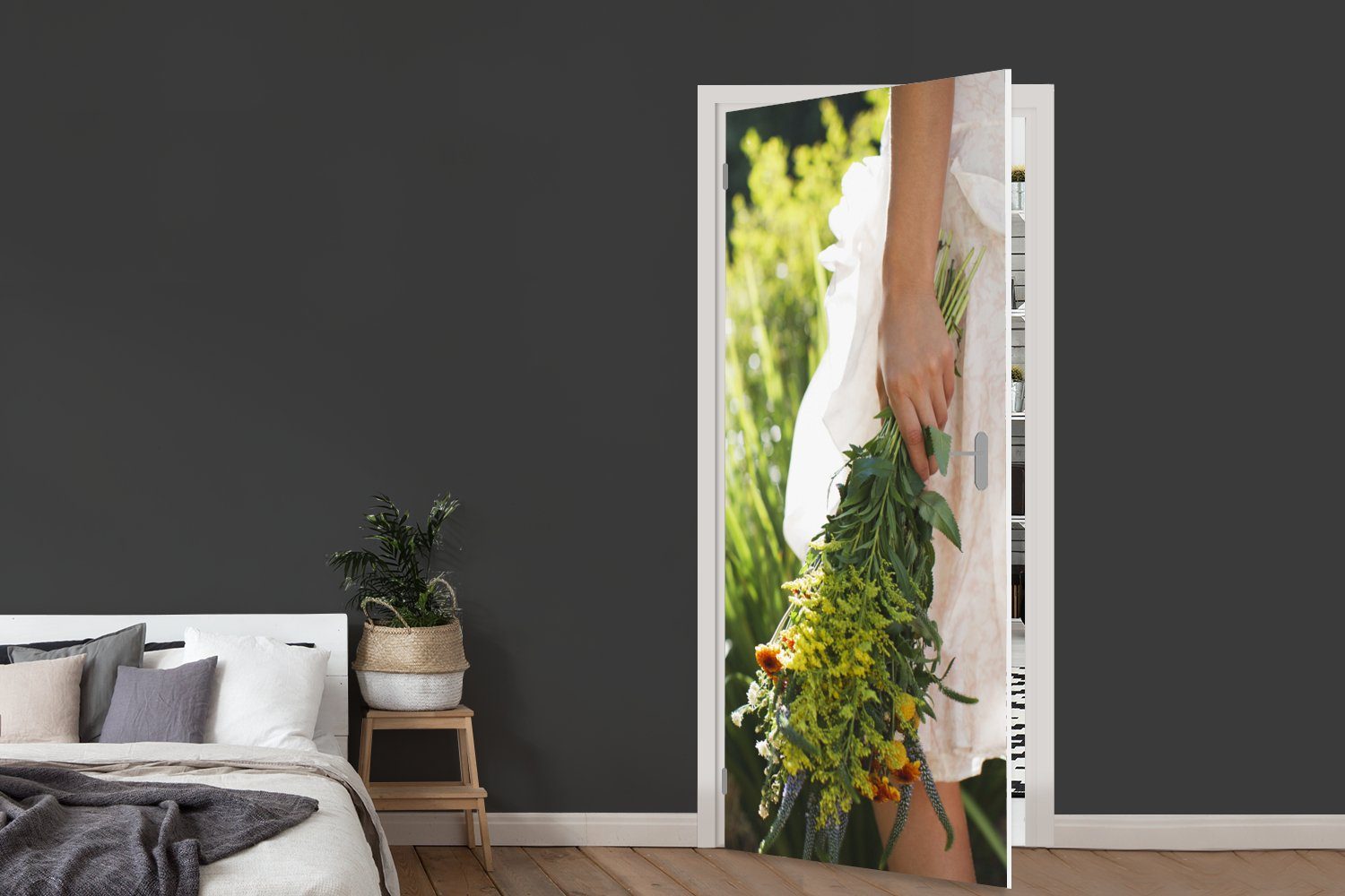 MuchoWow Türtapete Frau trägt Blumen Garten, im 75x205 cm Fototapete Türaufkleber, St), Tür, (1 Matt, bedruckt, für