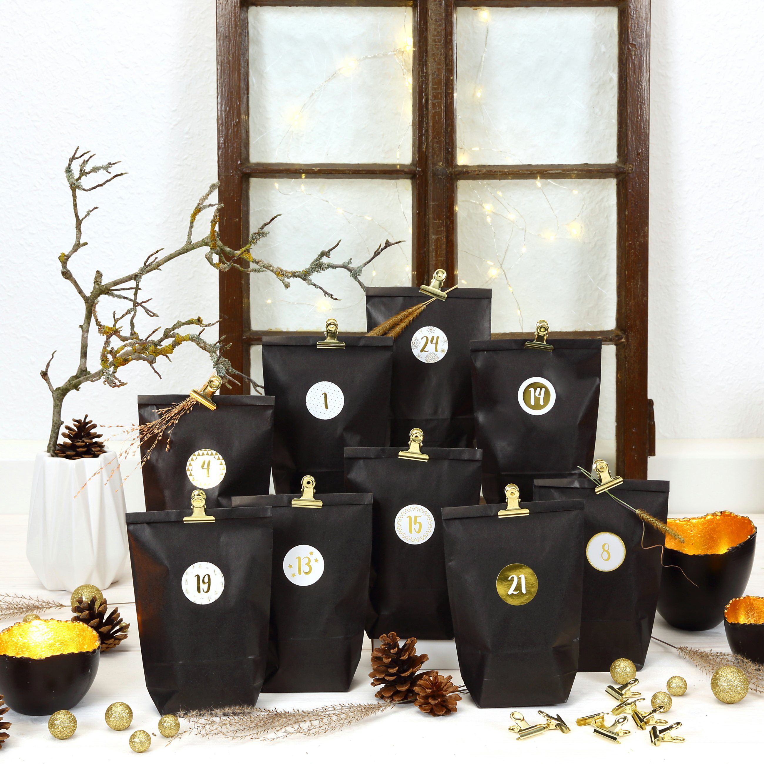PAPIERDRACHEN befüllbarer Adventskalender Extravaganter Adventskalender zum Befüllen - Elegance, mit 24 goldenen Metallklammern und 24 Zahlenaufkleber