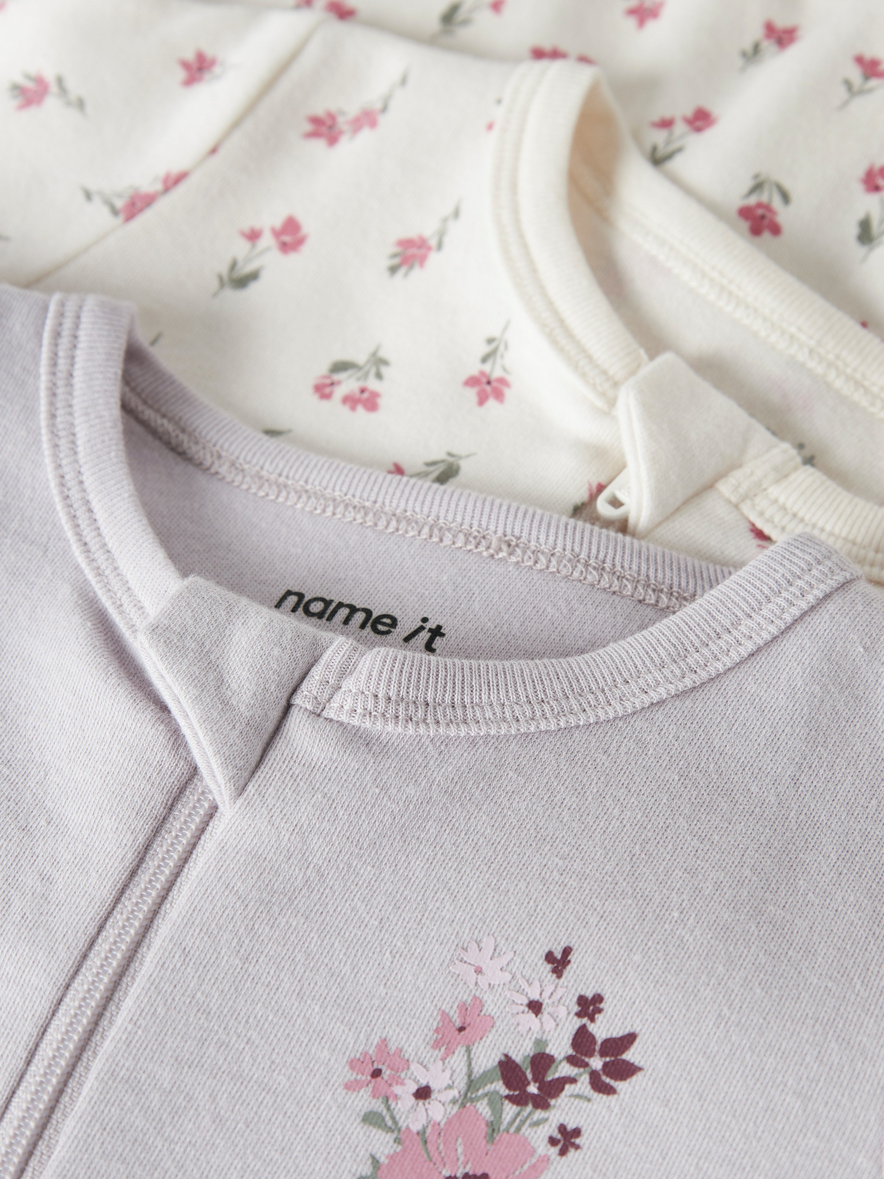 Name It Schlafanzug NBFNIGHTSUIT 2P ZIP FF FLOWER NOOS (Packung, 2 tlg) aus Baumwolle, bequeme Passform, mit Reißverschluss und Kinnschutz