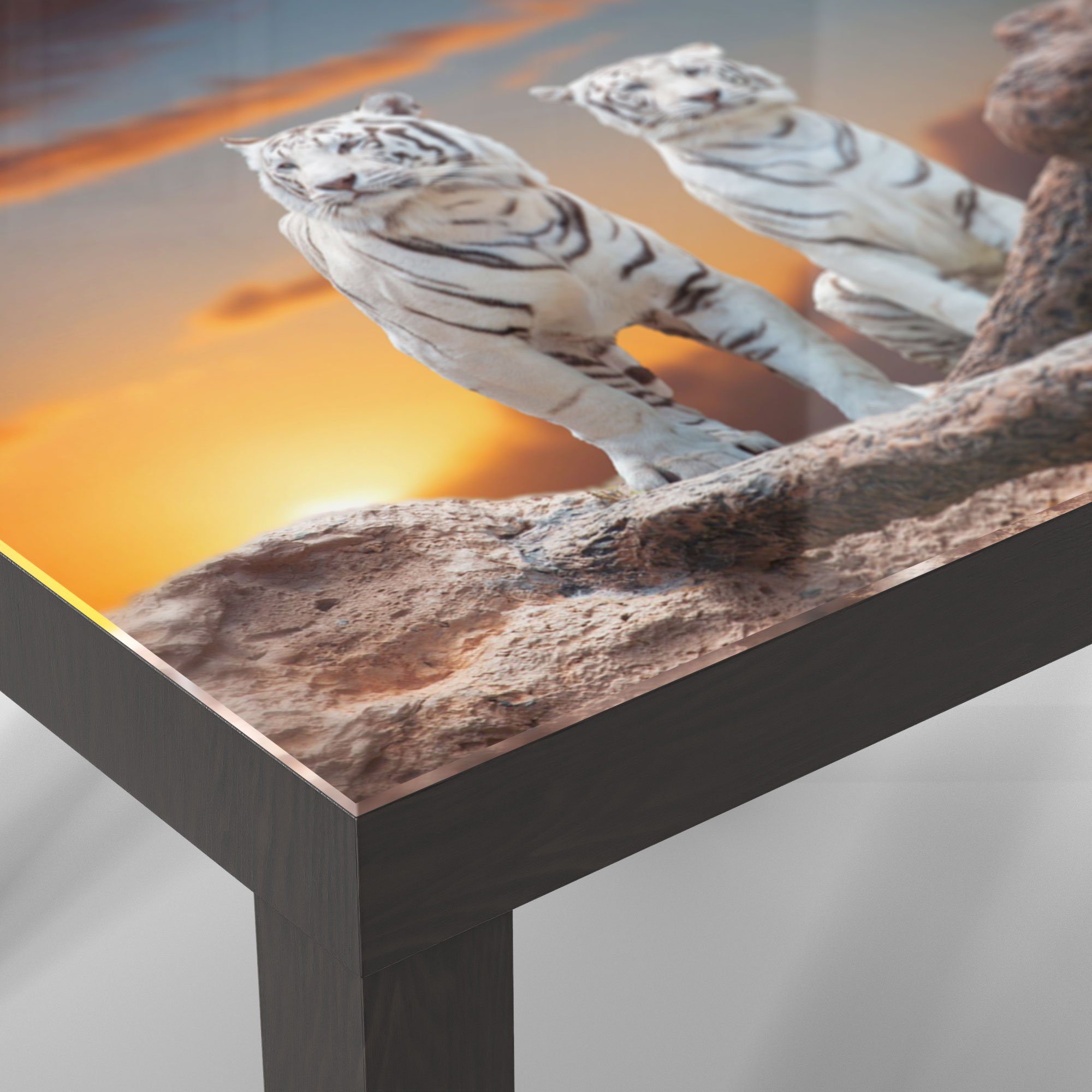 'Weiße Beistelltisch im Schwarz Glas Abendlicht', Glastisch Couchtisch modern Tiger DEQORI
