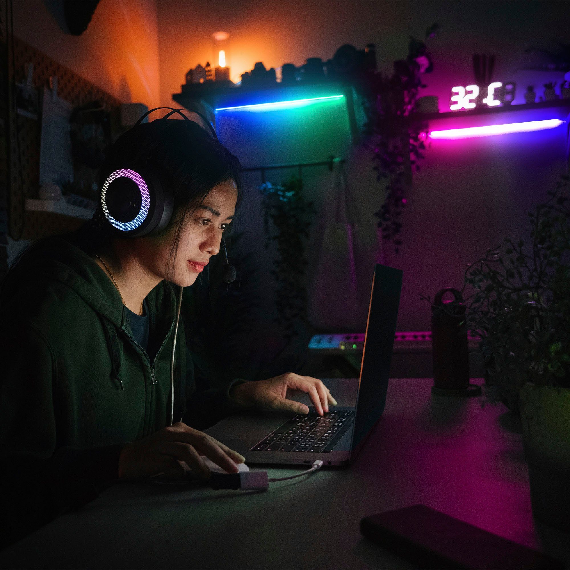 B.K.Licht LED-Streifen Lichtleiste, RGBIC, Band, Musiksensor, smartes Selbstklebend Wifi 300-flammig, mit LED