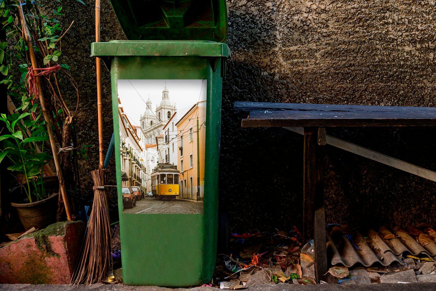 gelbe Abfalbehälter Die Sticker, (1 MuchoWow Mülleimer-aufkleber, durch Wandsticker St), fährt Mülltonne, berühmte Lissabon Straßenbahn Container,