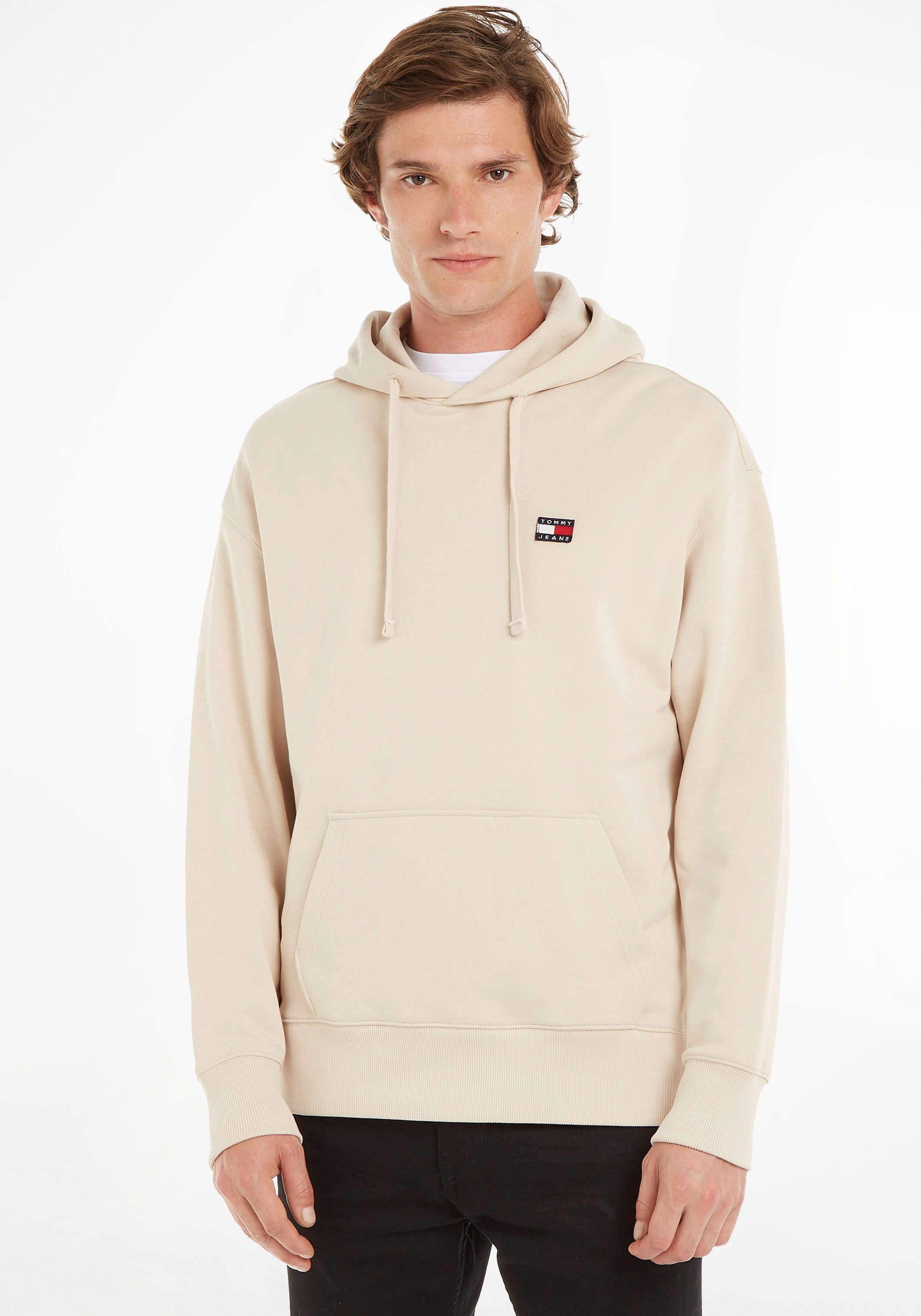 Tommy Jeans Kapuzensweatshirt TJM RLX XS BADGE HOODIE mit Tommy Jeans Stickerei ClassicBeige