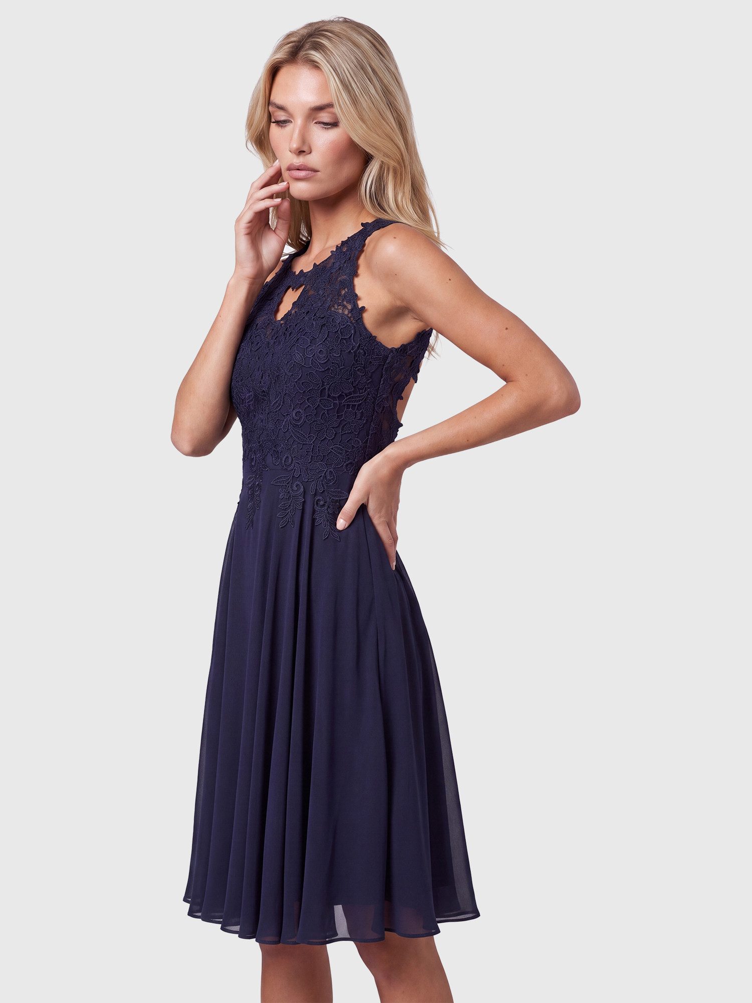 Apart Cocktailkleid mit floraler Spitzenpracht