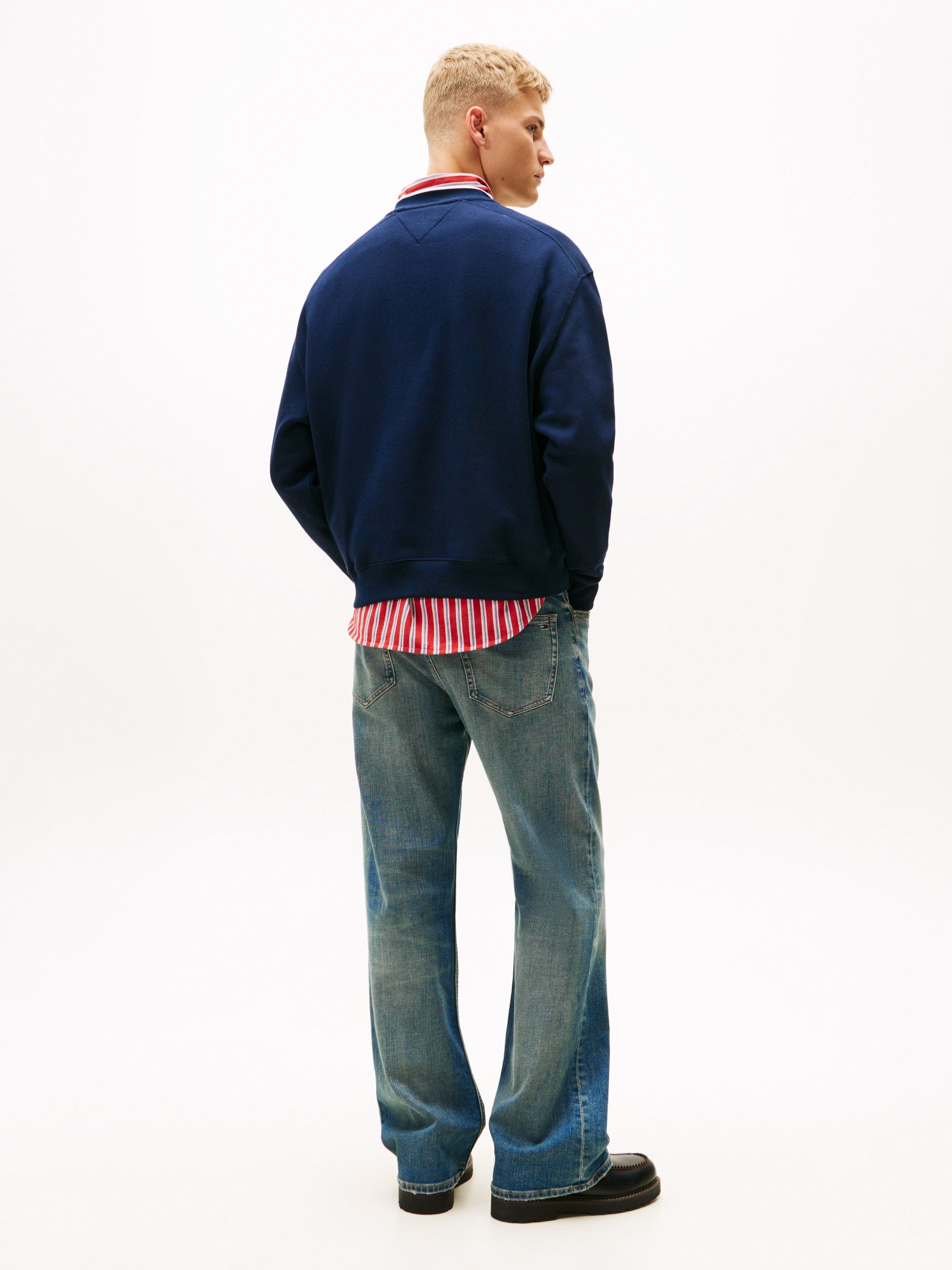 Tommy Jeans Sweatshirt TJM 90S TEXTURE GRAPHIC CREW gerippter Rundhals, regular fit – Bild 5 von 5