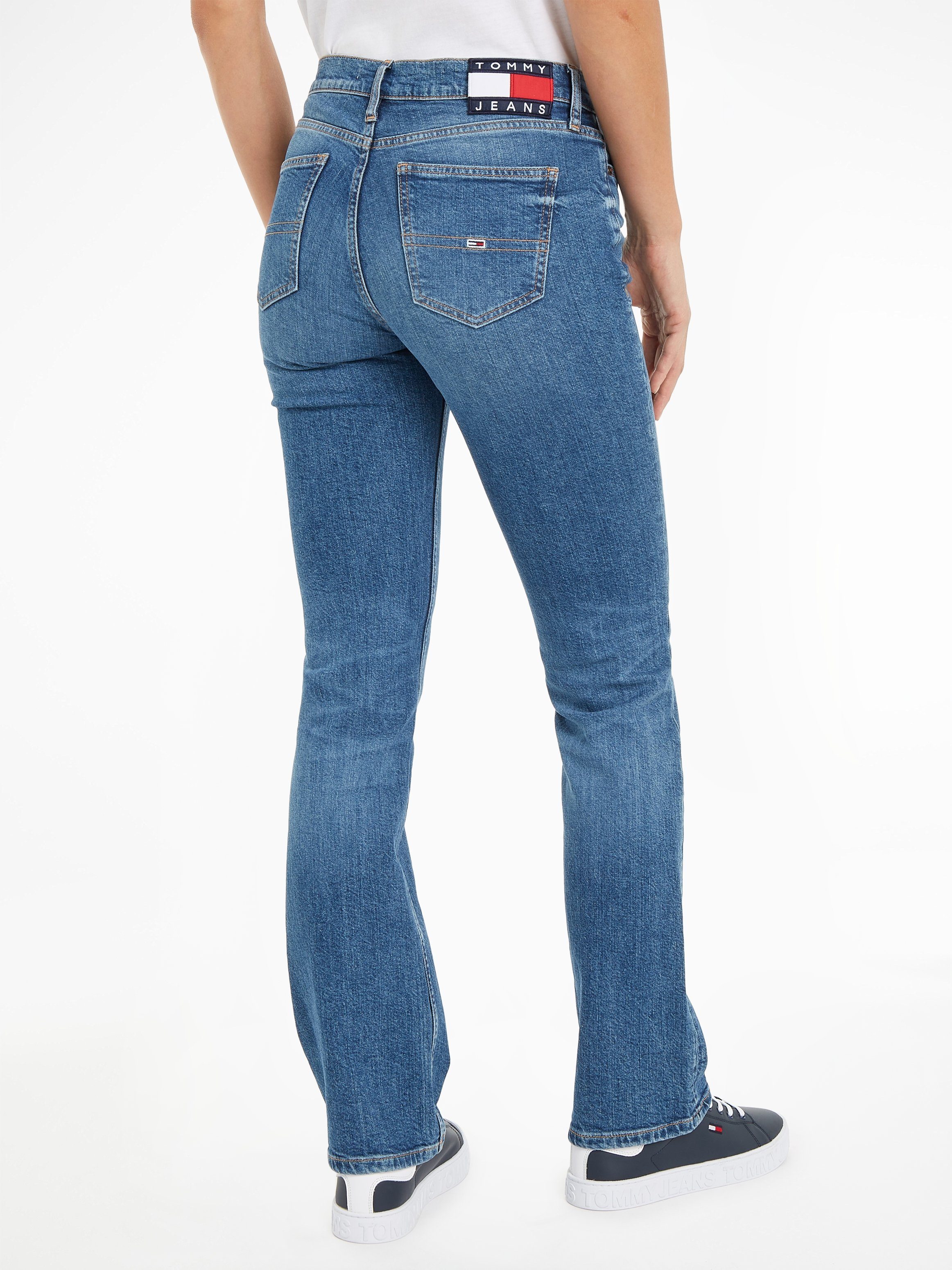 Tommy Jeans Bootcut-Jeans MADDIE MR BC DG5161 mit Logobadge und  Logostickerei
