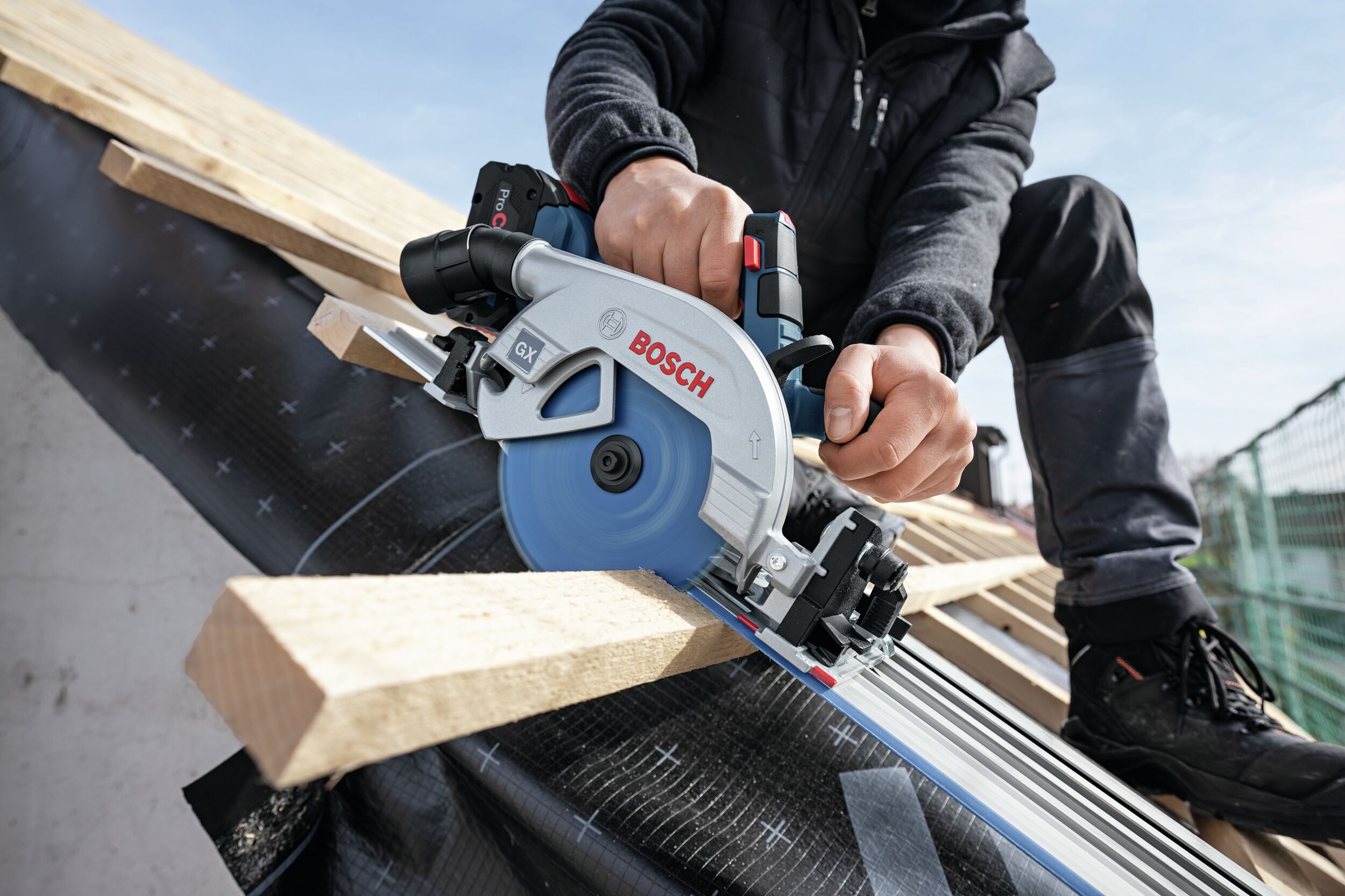BOSCH Akku-Handkreissäge GKS 18V-57-2 GX, Kreissäge Ohne Akku mit Führungsschiene FSN 440 X - im Karton