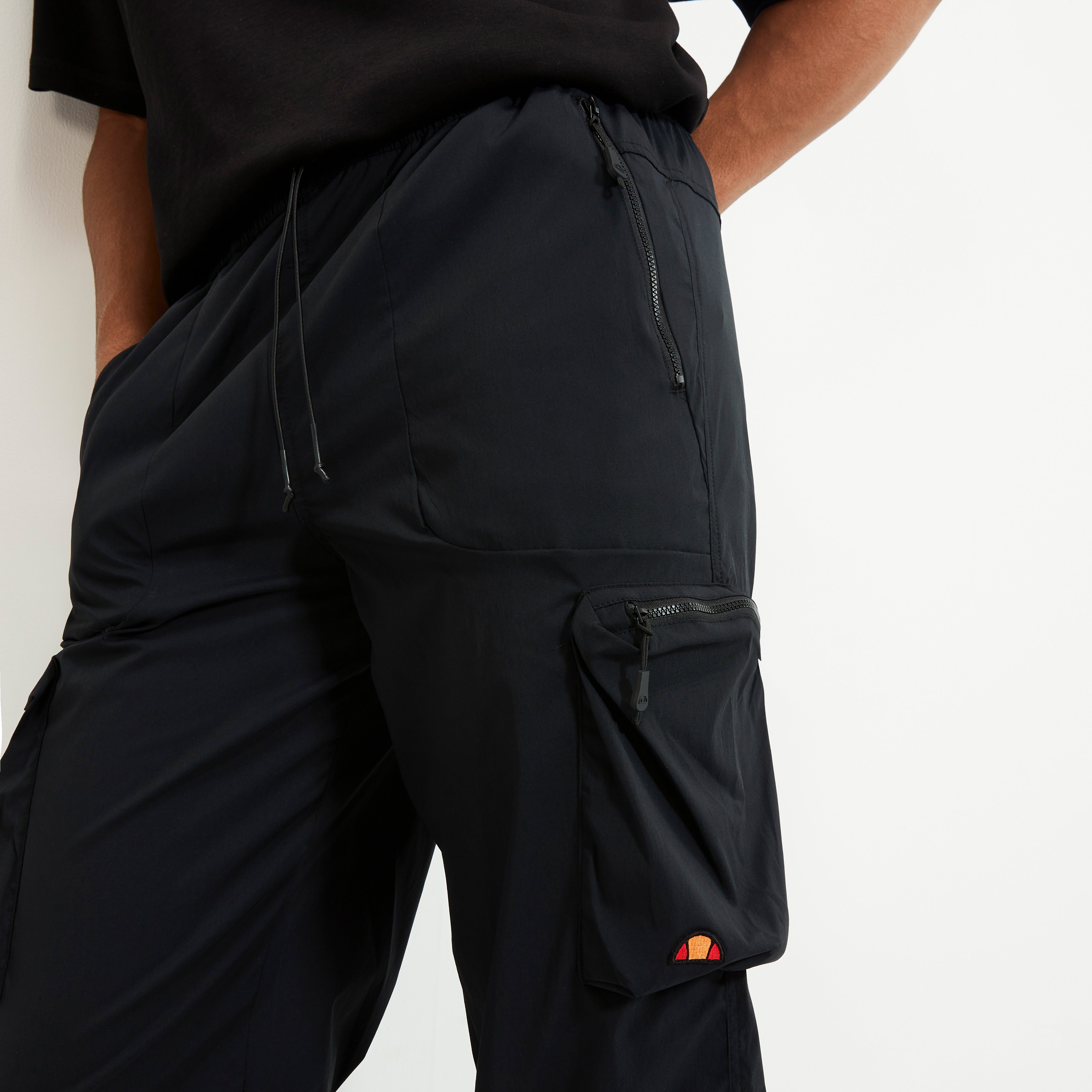 Ellesse Cargohose SQUADRON CARGO PANT mit Cargotaschen, wasserabweisendes Material, weite Beinform