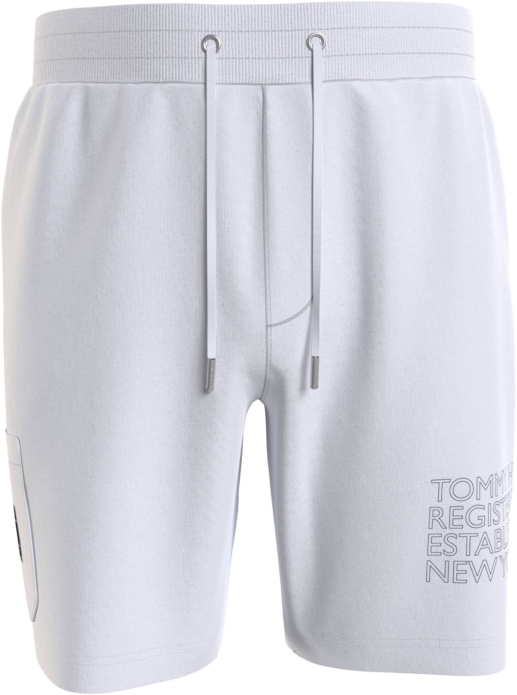 Tommy Hilfiger Stoffhose BADGED GRAPHIC CARGO SHORT mit Tommy Hilfiger Markendesign White