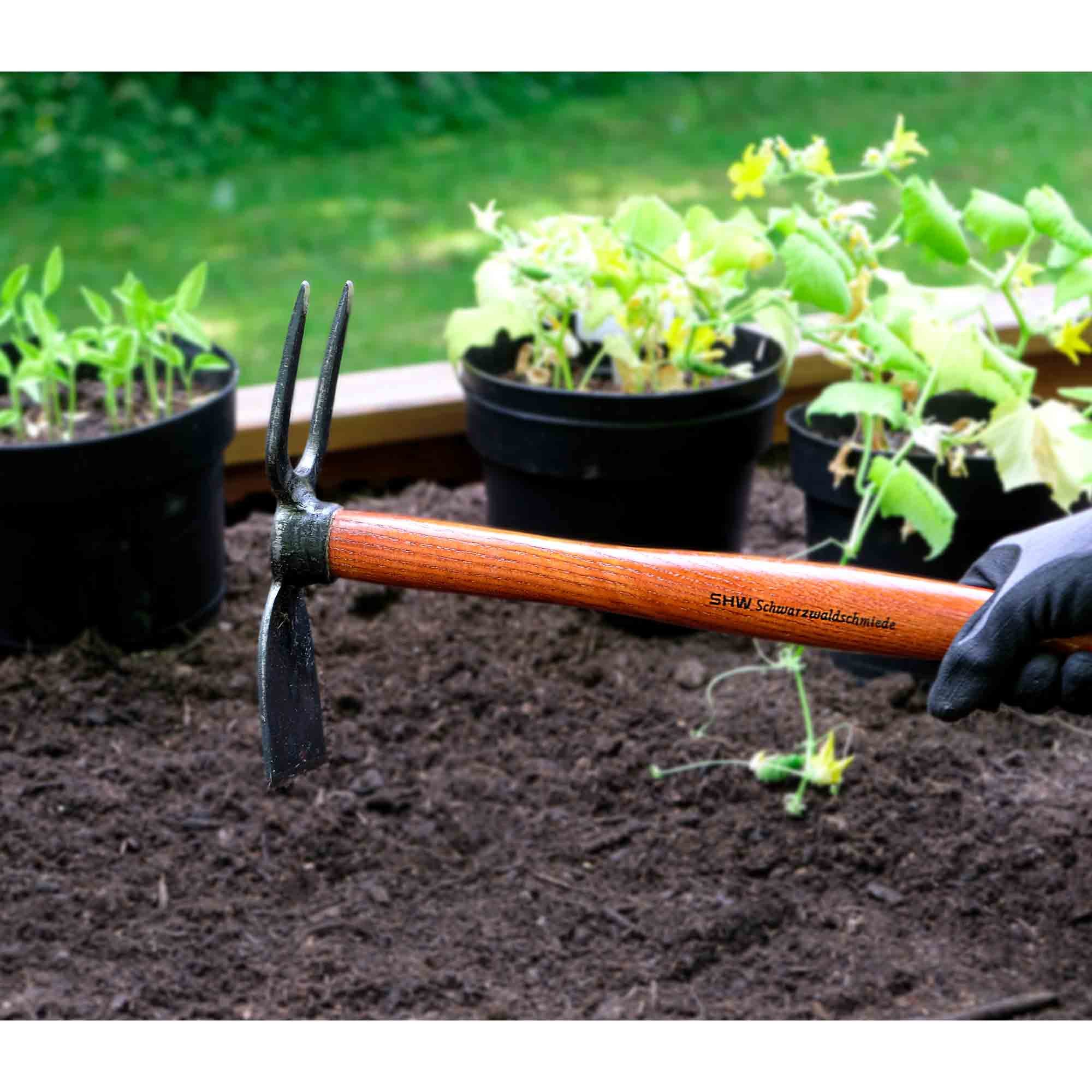 SHW Gartenhacke SHW Häckchen mit Breitblatt 2 Zinken und Eschenholzstiel 40 cm, Handgeschmiedet aus Spezialstahl