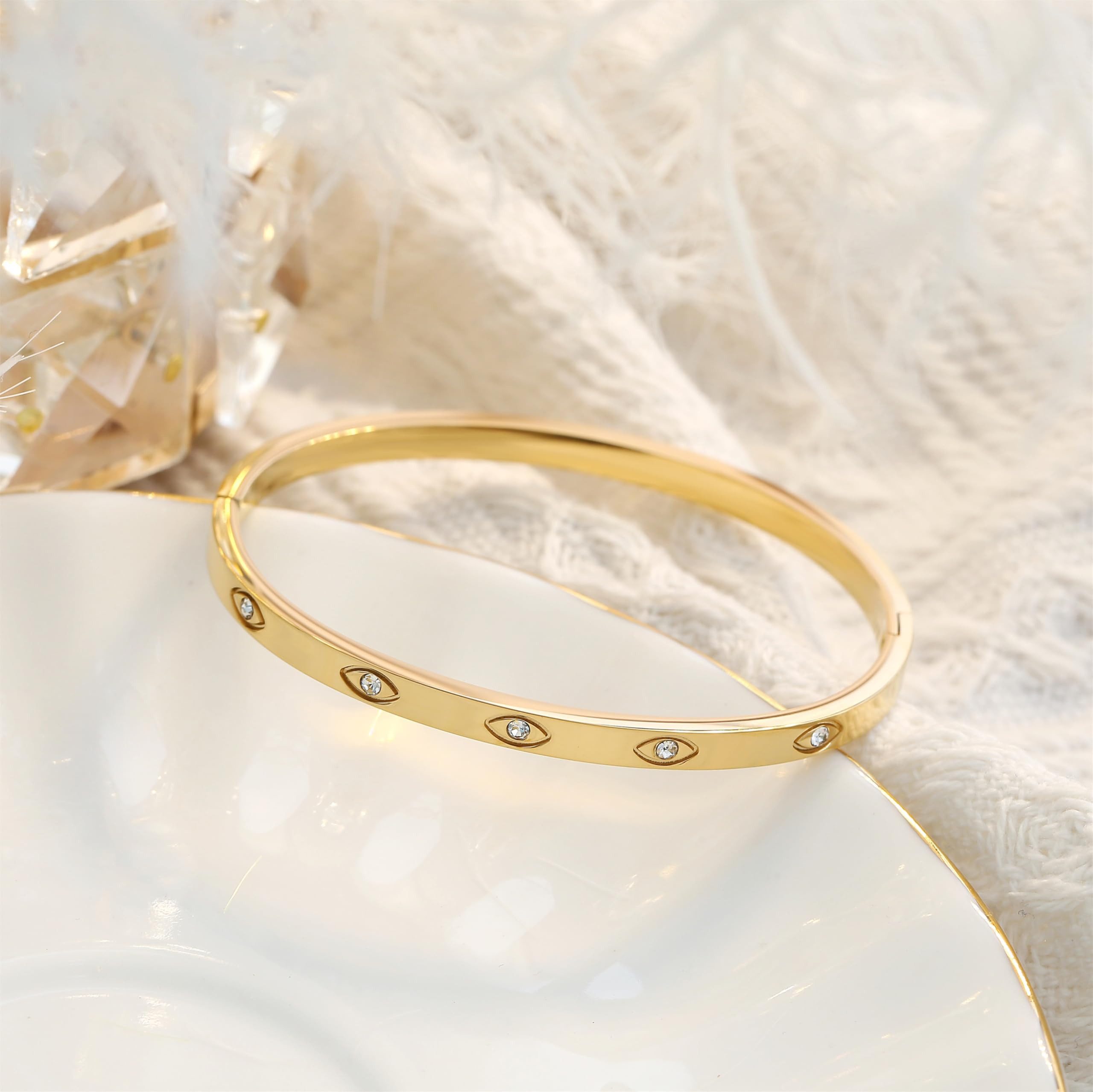 Made by Nami Armreif Gold mit eingraviertem Evil Eye und Edelsteinen - 5.8 cm Gold, Chirurg. Edelstahl Armreif mit Nazar Boncuk Wasserfester Schmuck – Bild 5 von 5