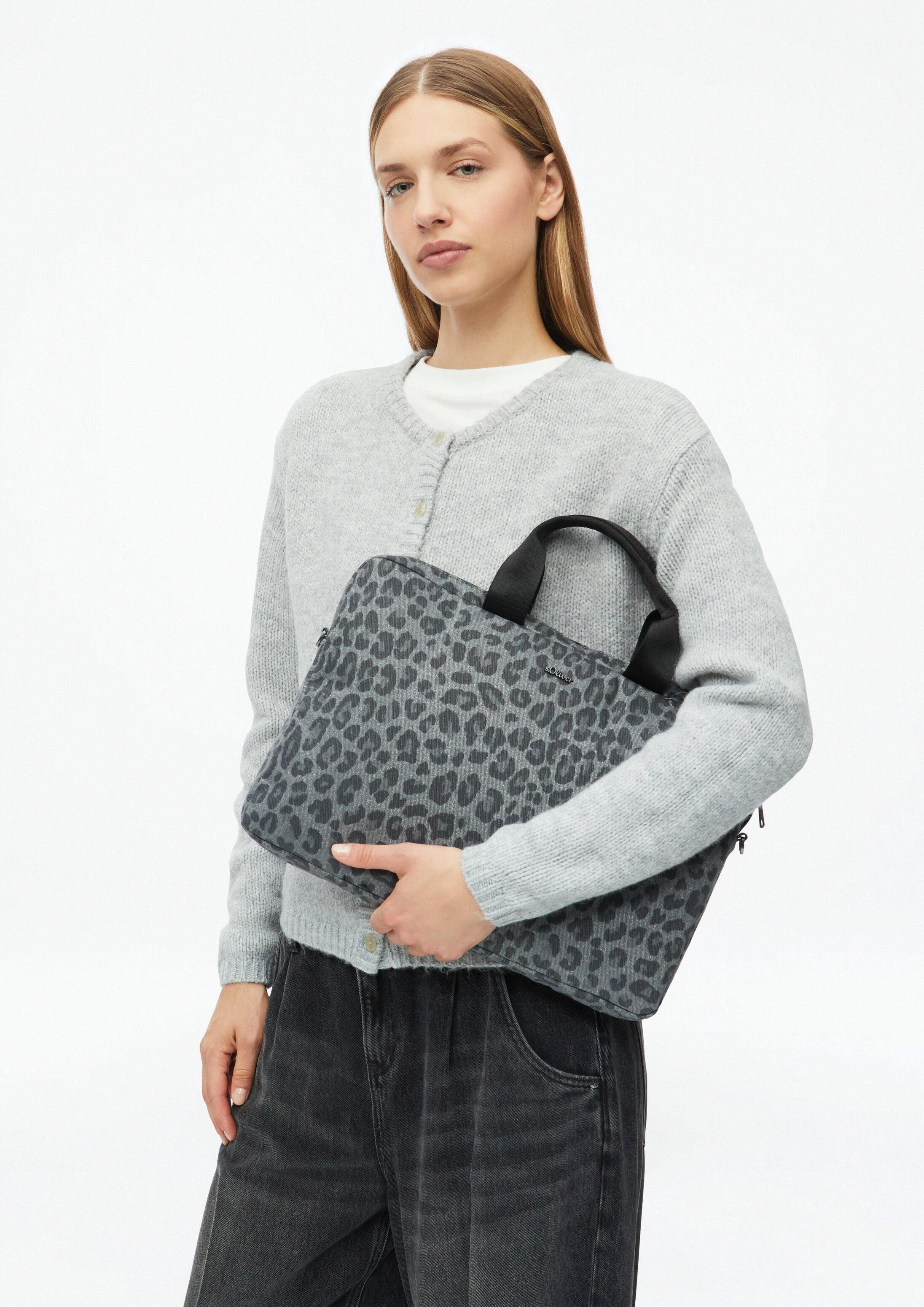s.Oliver Schultertasche Tasche, Wasserabweisende Tasche mit Animal-Muster und Reißverschluss