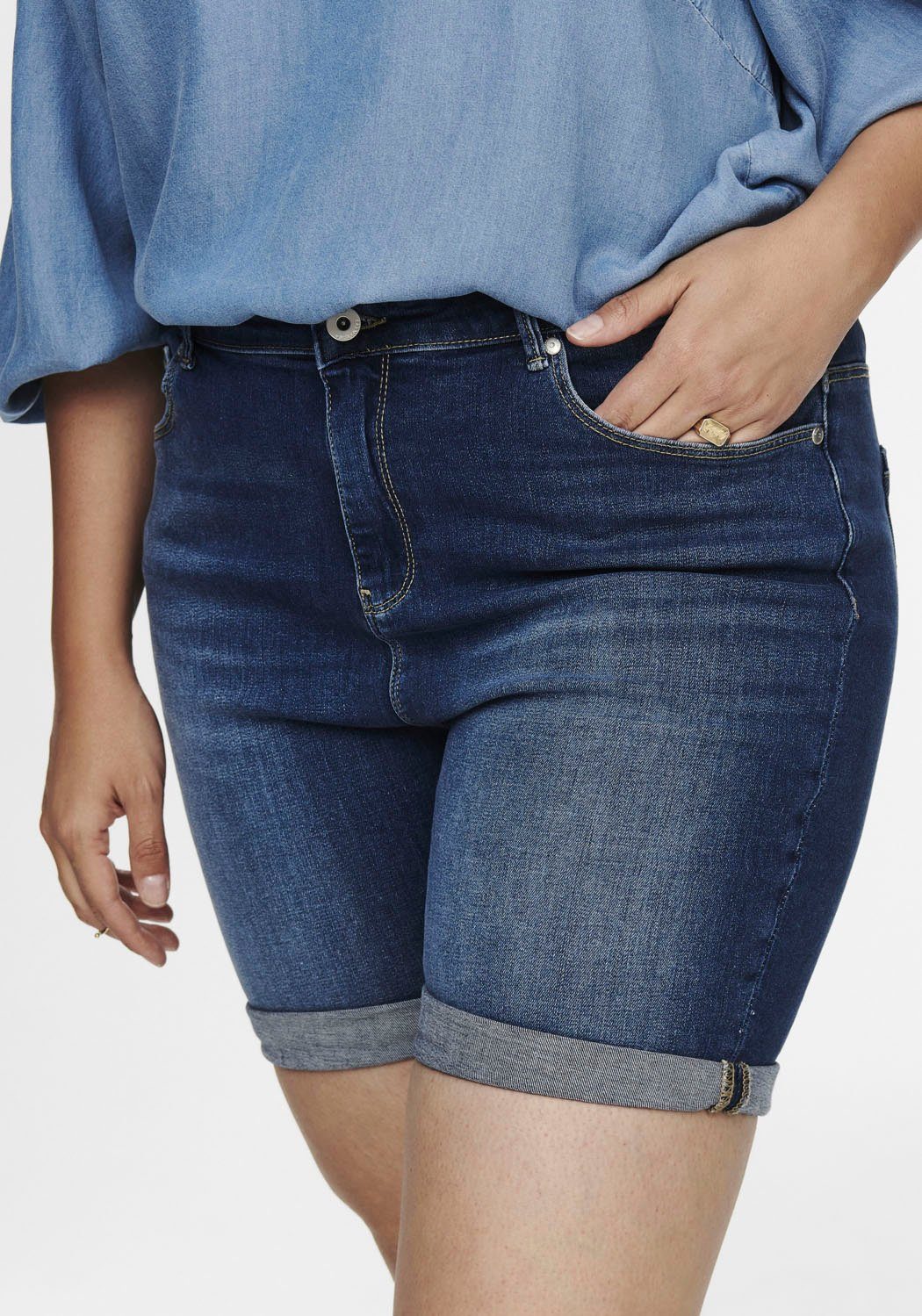 ONLY CARMAKOMA Jeansshorts mit leichten Abriebeffekten