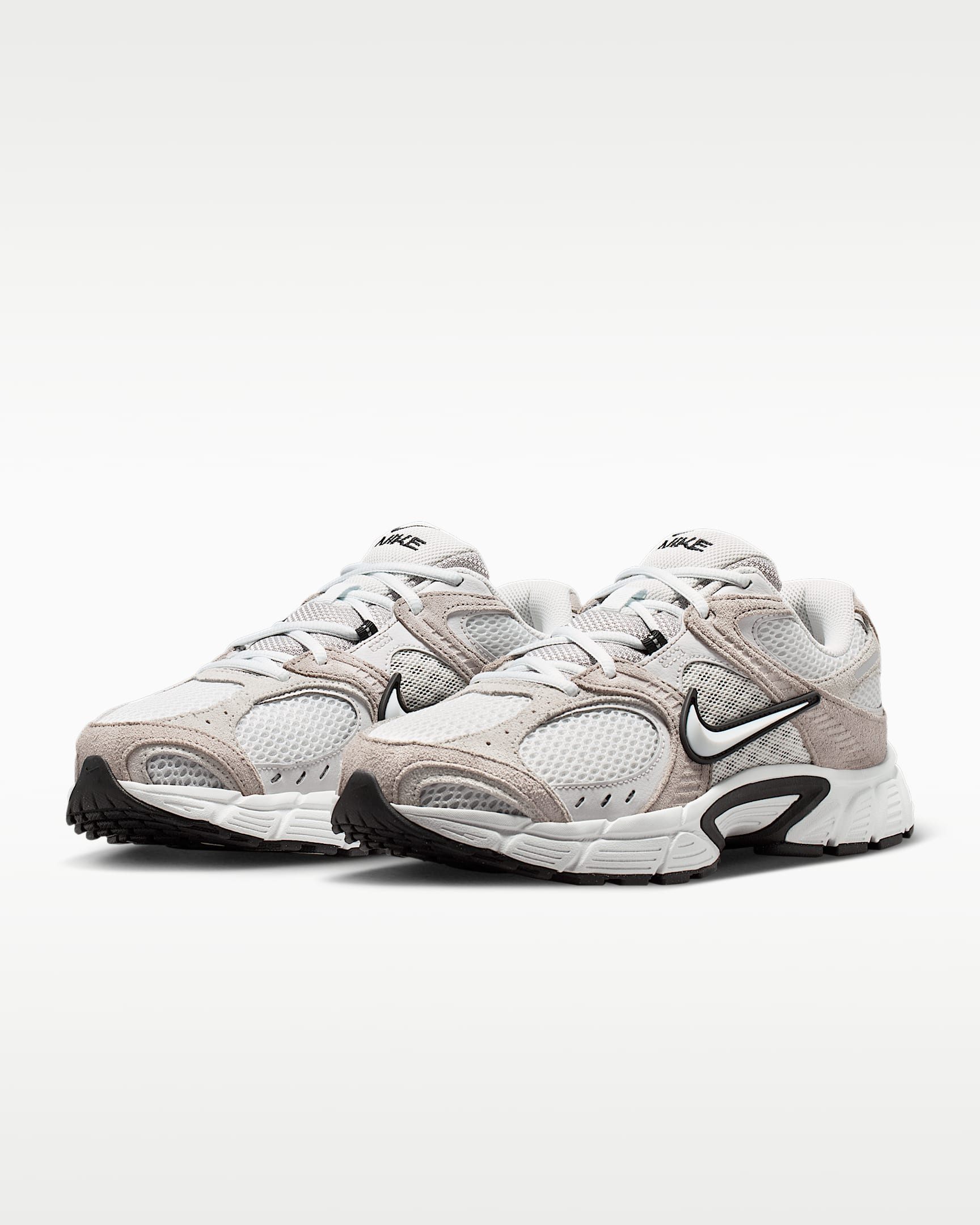 Nike Sportswear V5 RNR Suede Sneaker inspiriert vom Design des Y2K Nike Vomero 5