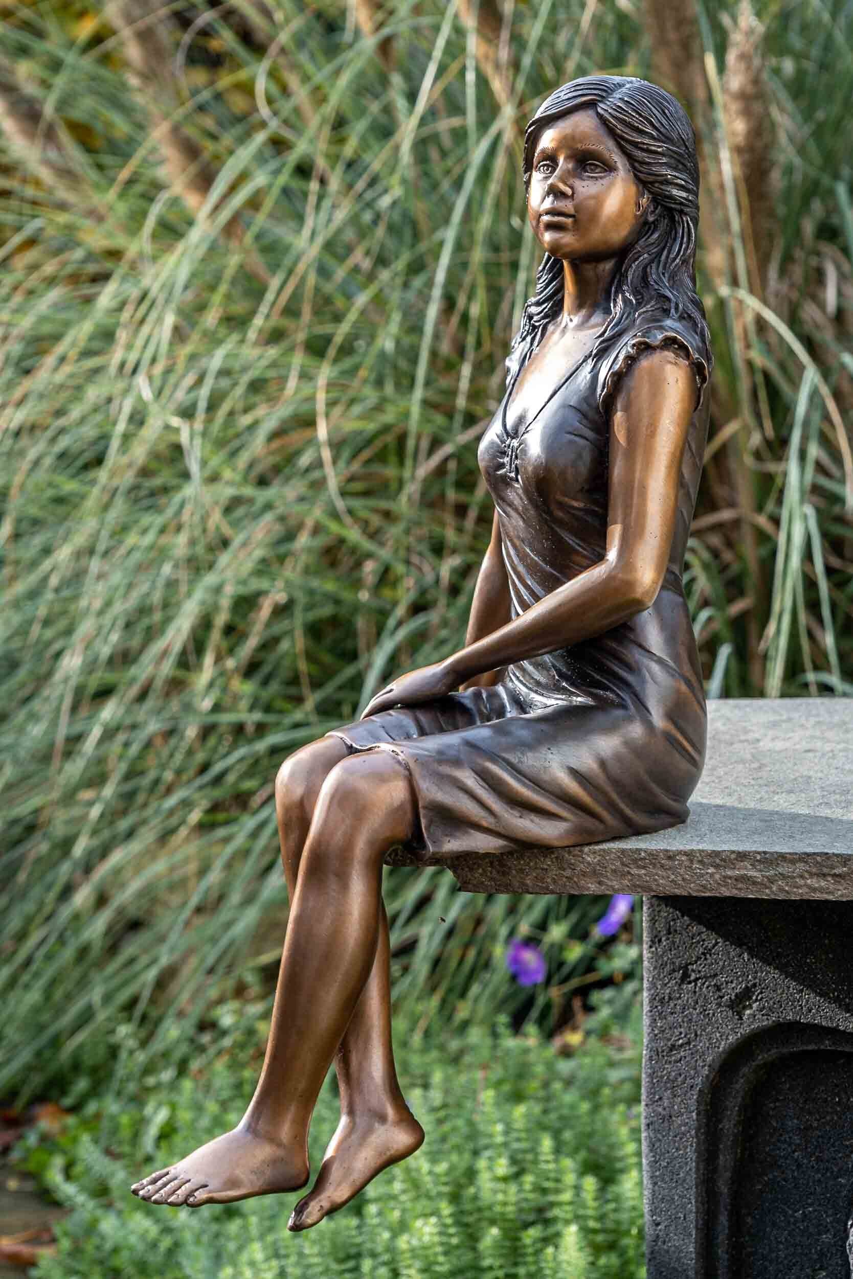 Bronze UV-Strahlung. Sitzendes patiniert. und – und IDYL Hand gegossen in – Bronze-Skulptur – in Die sehr Langlebig Mädchen, robust Modelle gegen Regen Wachsausschmelzverfahren witterungsbeständig Bronze Gartenfigur von werden Frost, IDYL