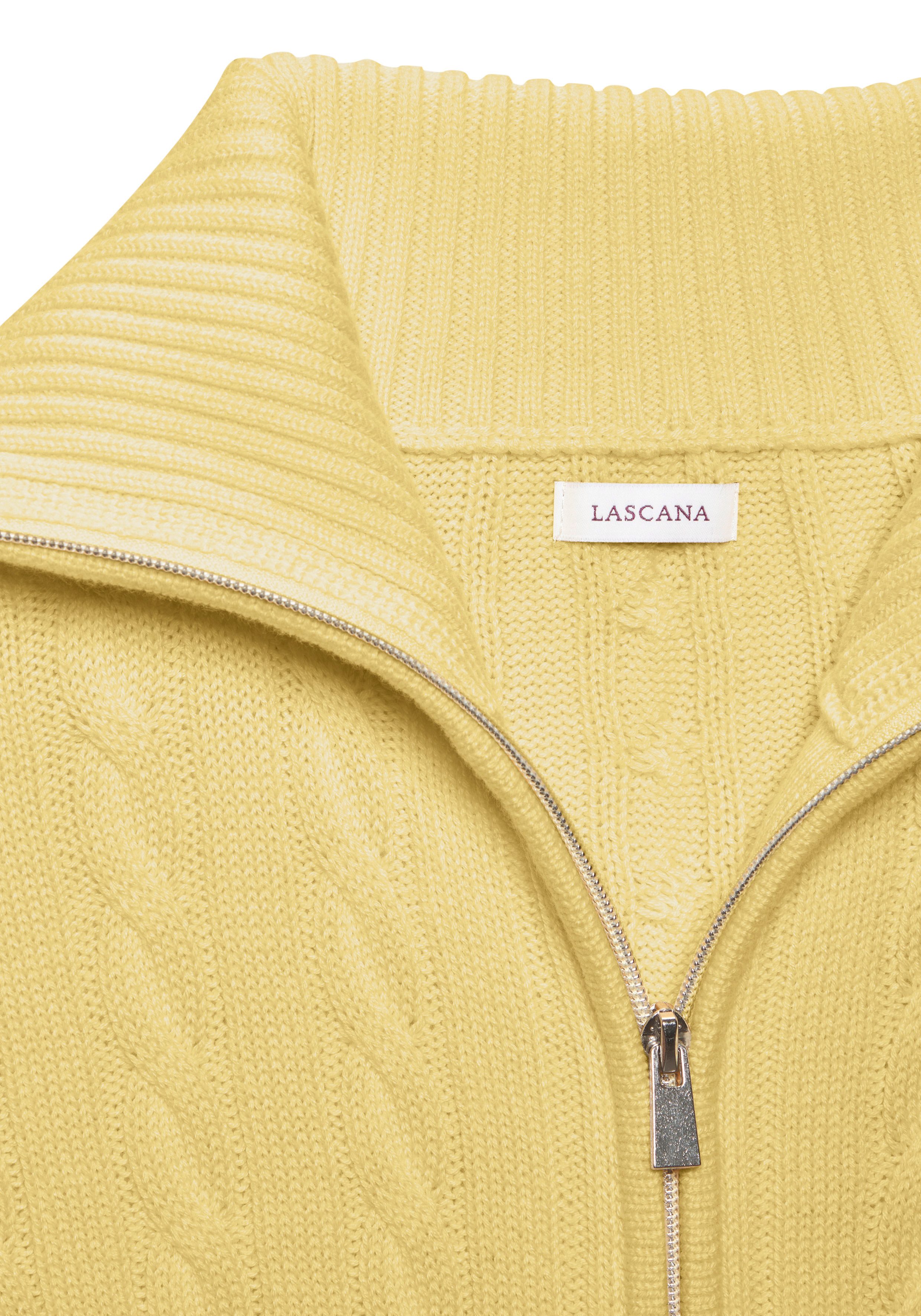 LASCANA Strickjacke mit Zopfstrickmuster und Reißverschluss gemütlicher Cardigan, figurbetonte Form mit Kragen, Zopfmuster – Bild 5 von 5