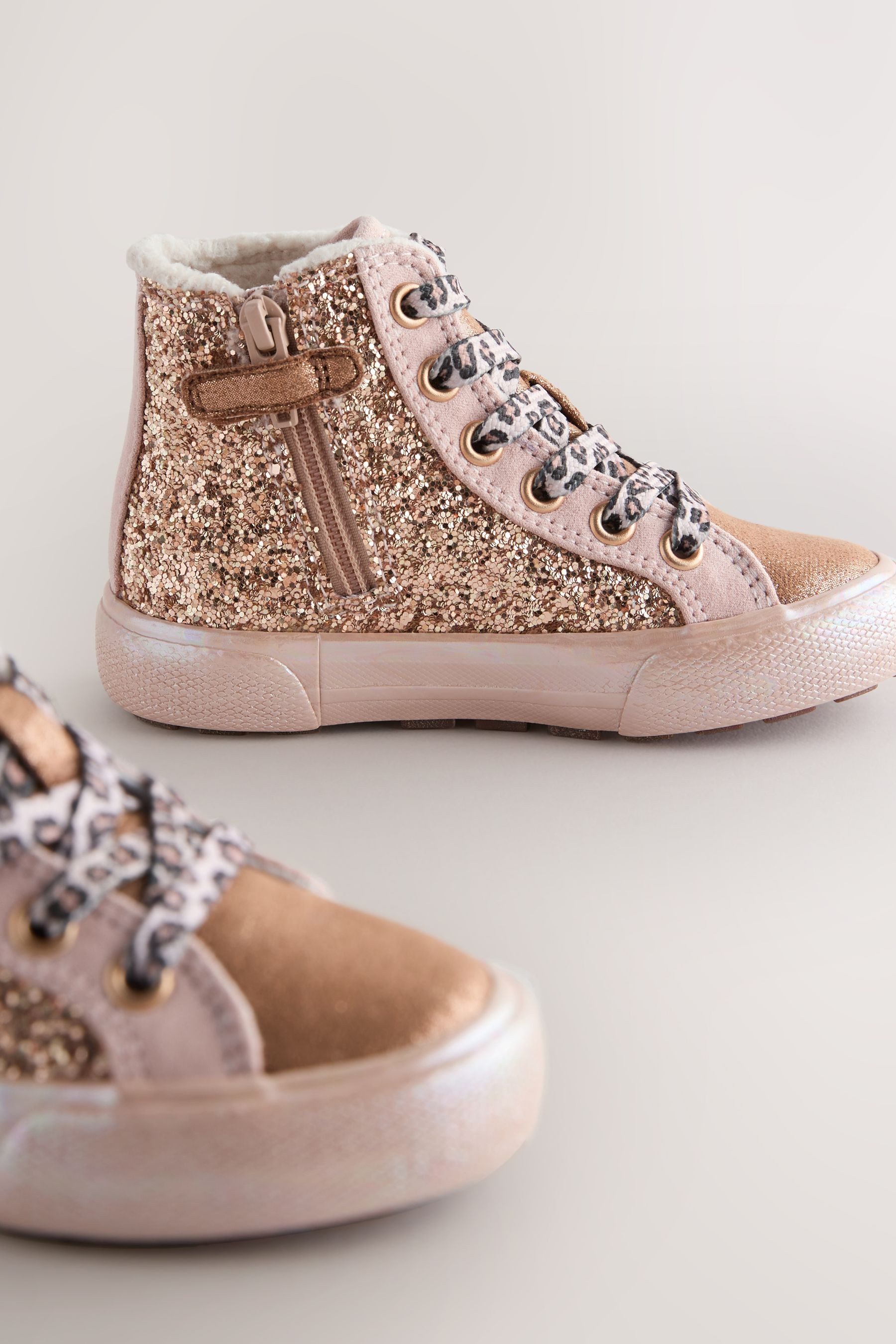 Next Hi-Top-Sneaker mit Stern, weite Passform Sneaker (1-tlg)