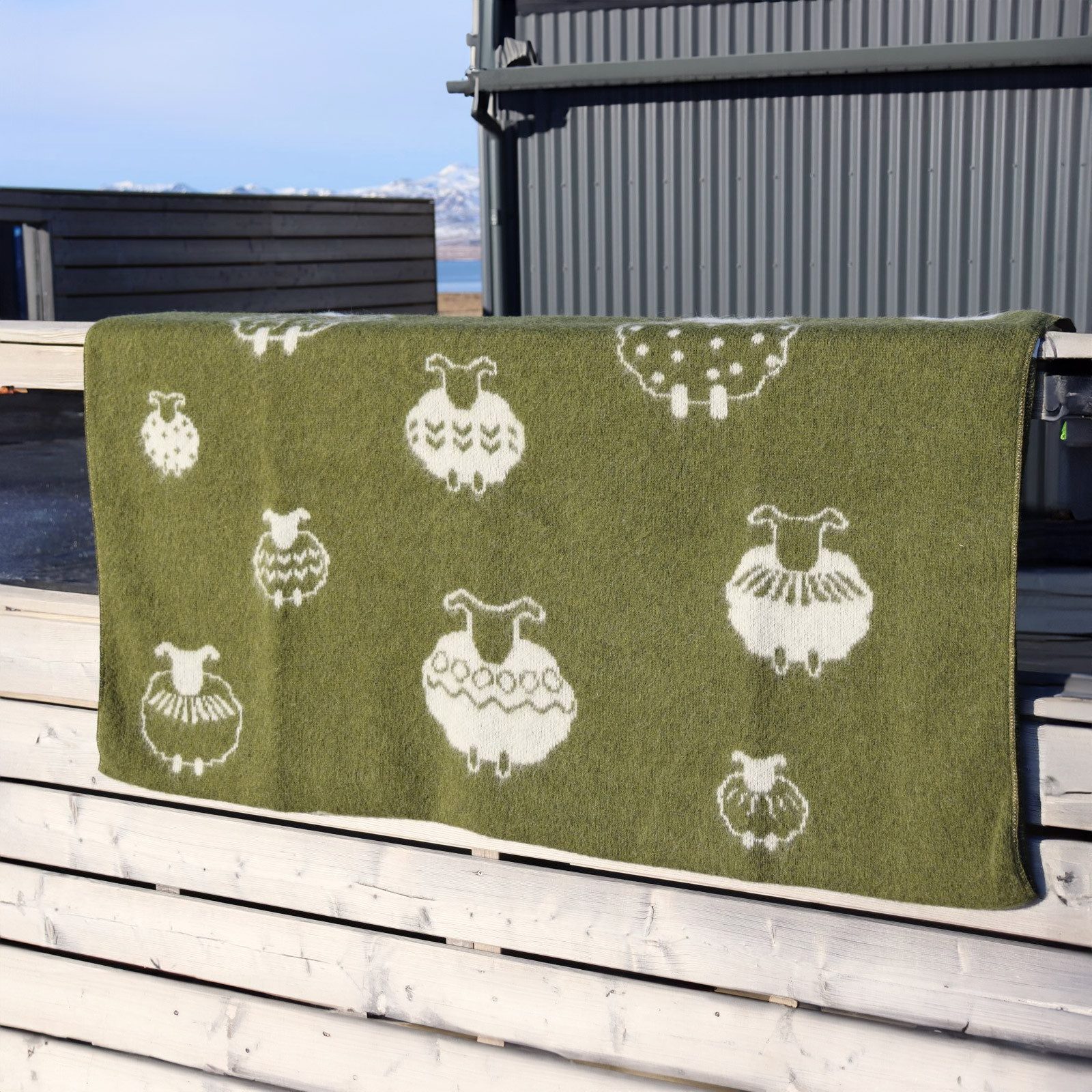 Wolldecke - Strickdecke aus Islandwolle - Schafe - grün, KIDKA, - aus rauer isländischer Wolle