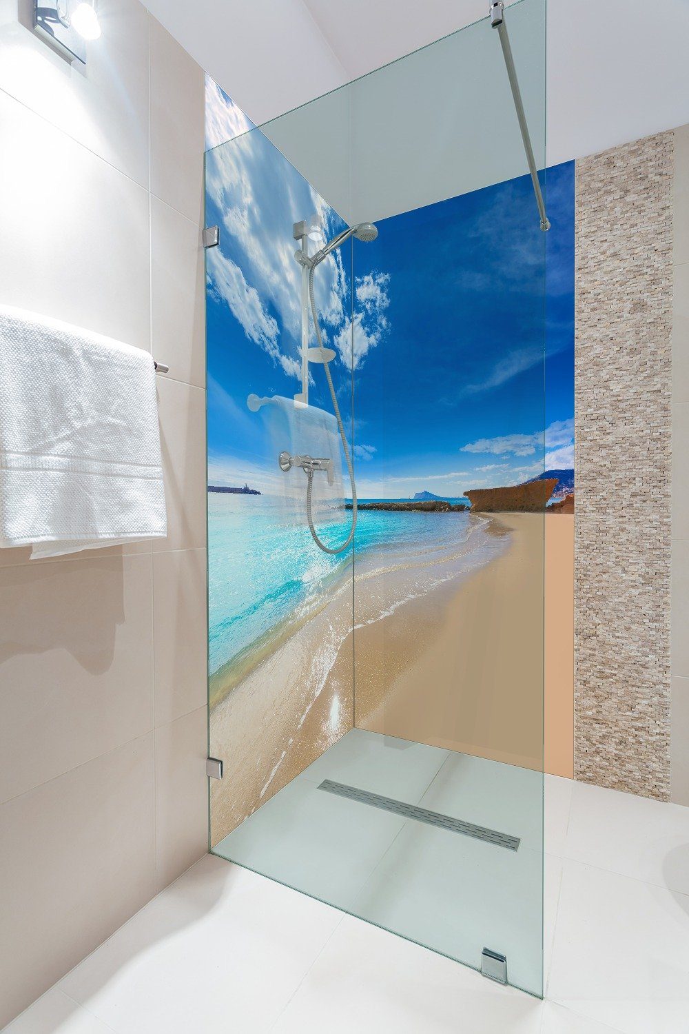 Wallario Duschrückwand Traumstrand unter blauem Himmel, günstig online kaufen