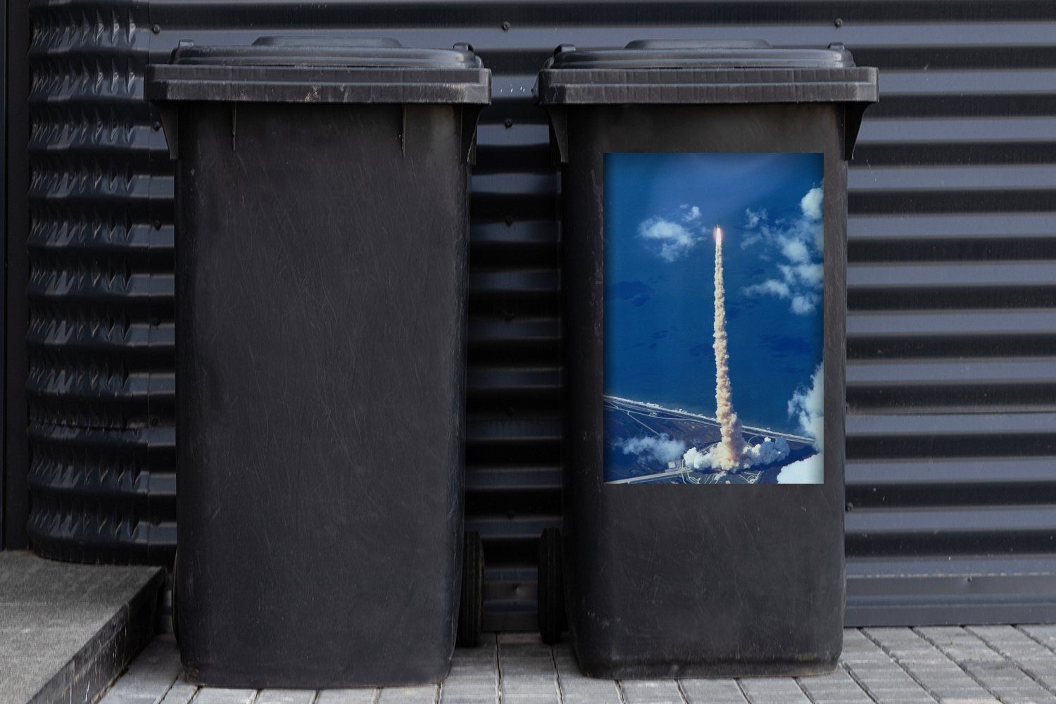 der Eine in Container, Wandsticker Himmel MuchoWow Luftaufnahme Mülleimer-aufkleber, fliegt Abfalbehälter St), Raumfähre, die Mülltonne, den Sticker, (1