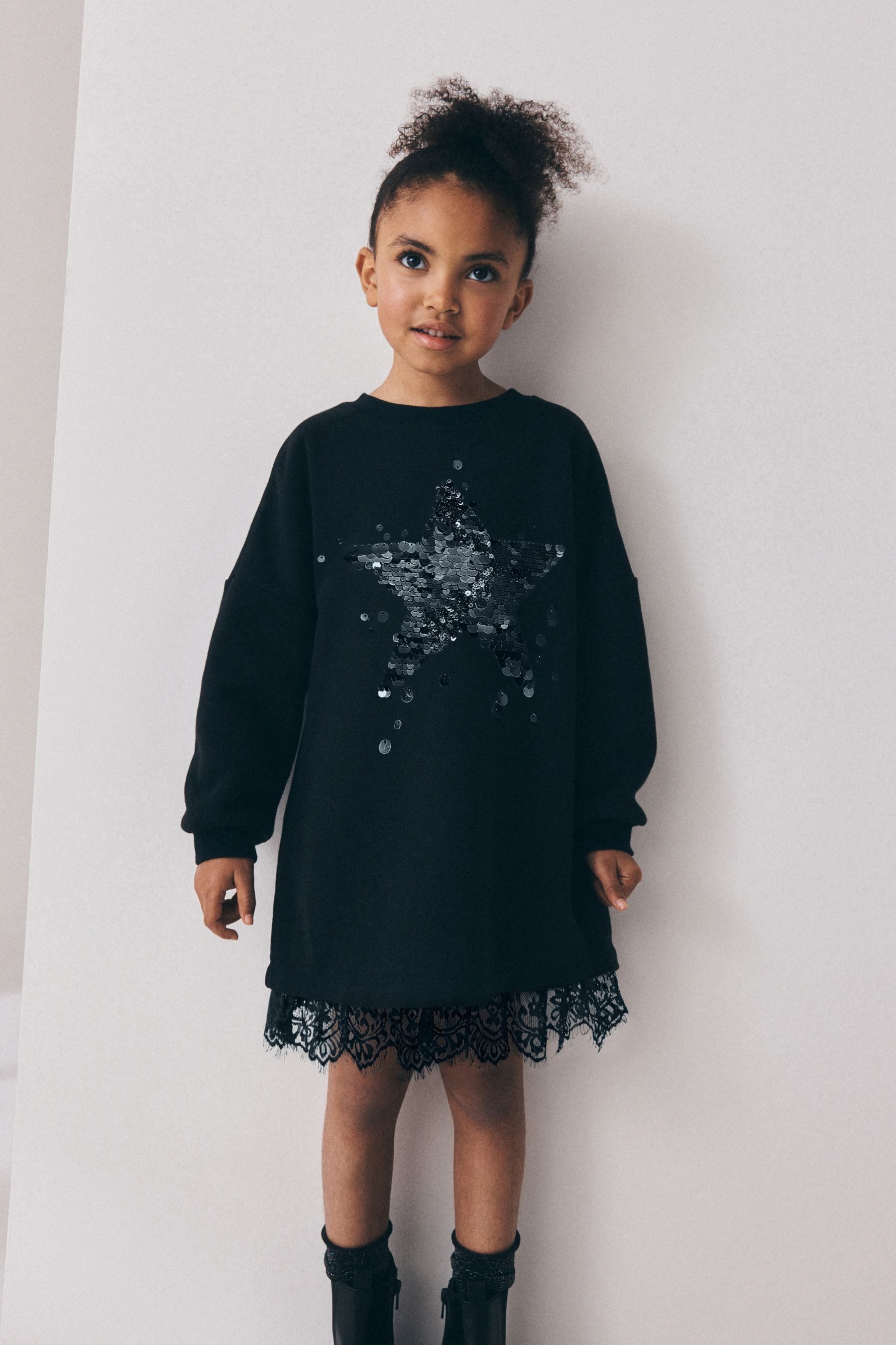 Next Sweatkleid Pulloverkleid mit Spitzensaum und Pailletten (1-tlg)