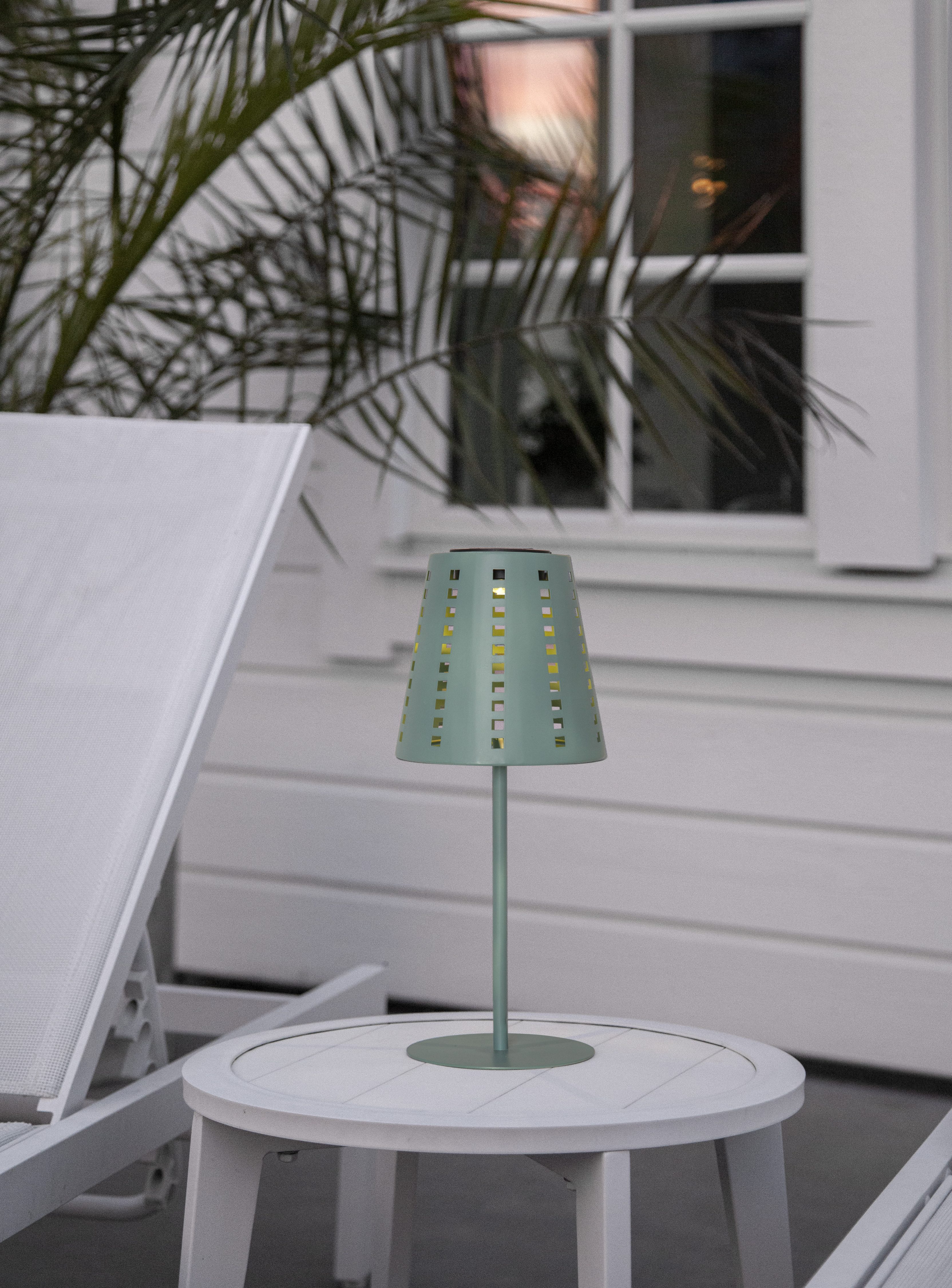 STAR TRADING LED Solarleuchte Solarlampe Sola, Tageslichtsensor, LED fest integriert, Warmweiß, Solar-Tischlampe, dekoratives Ausstanzungsmuster, Dämmerungssensor