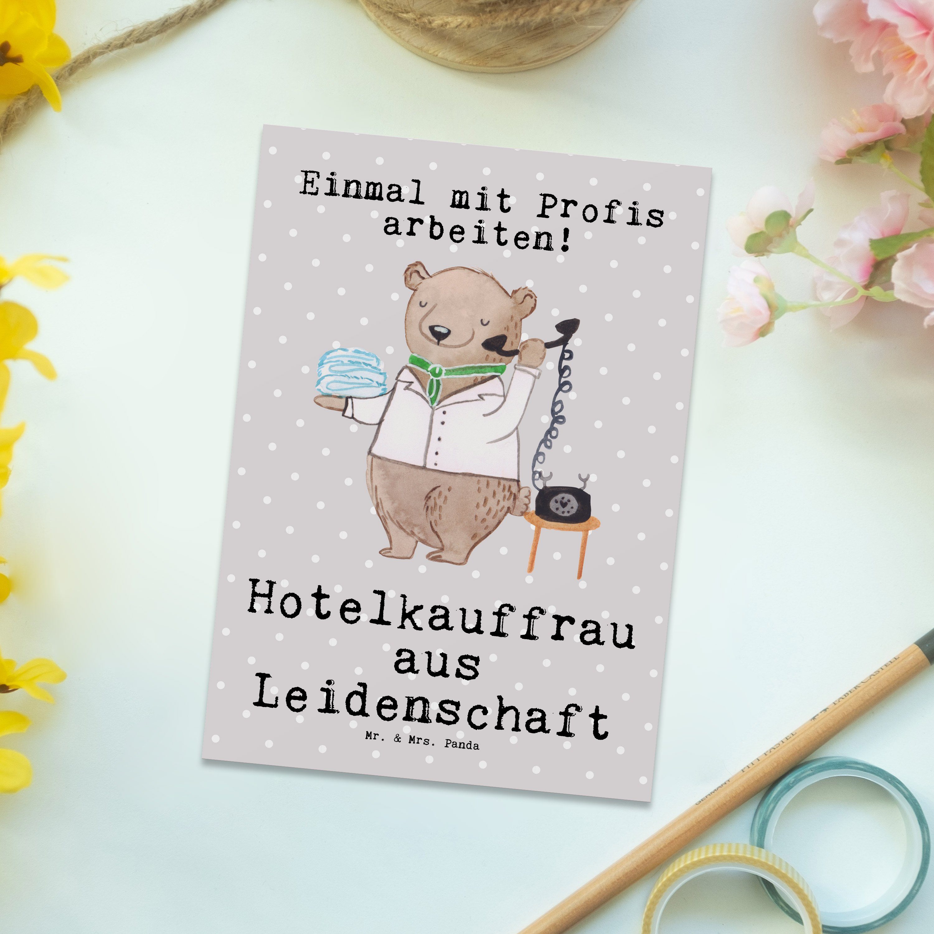 Postkarte - aus Mr. Panda & Geschenk, Hoteleröffn Mrs. Leidenschaft Hotelkauffrau Grau Pastell -