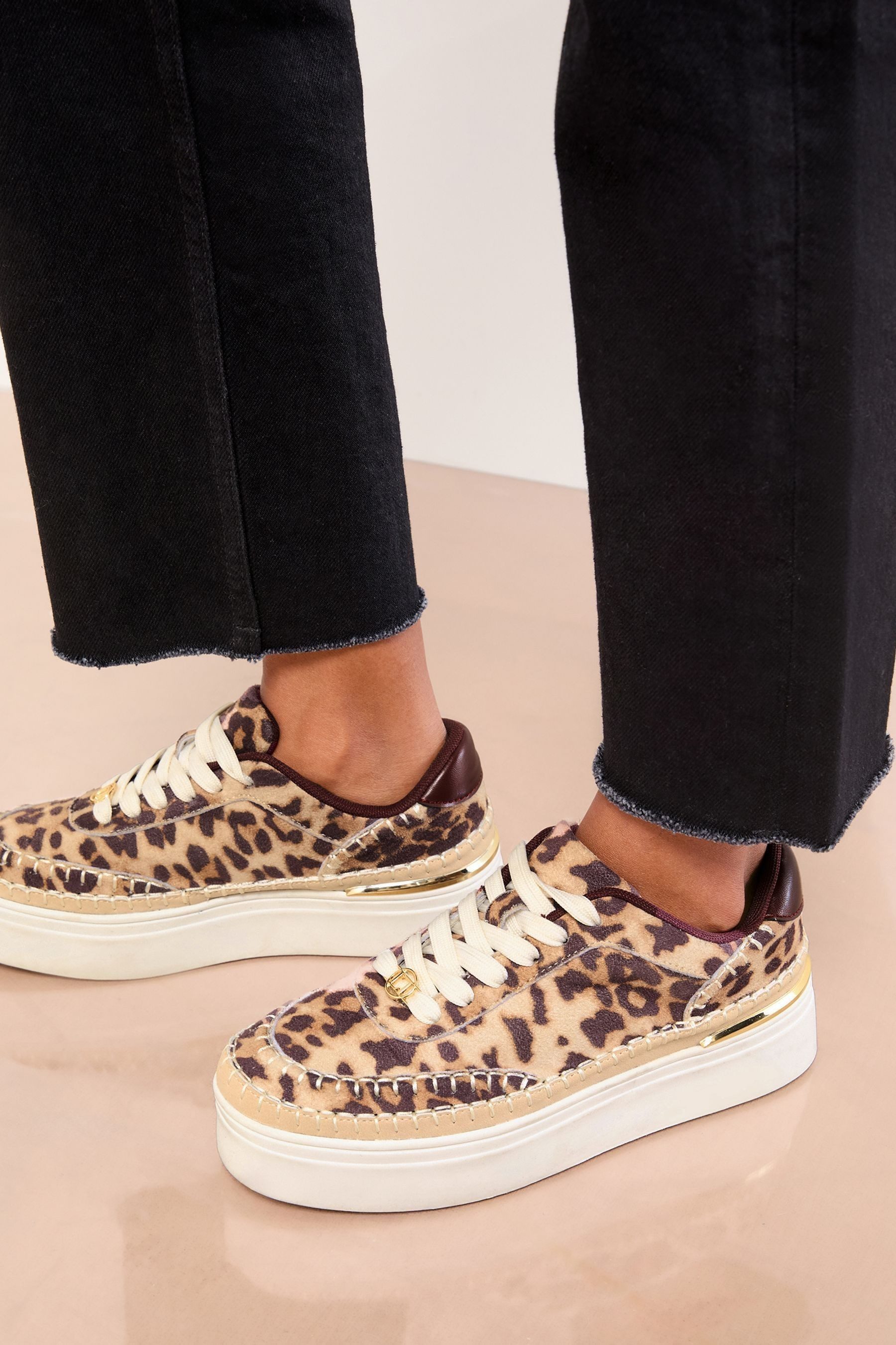 LIPSY Lipsy Robuste Schnür-Sneaker mit Ziernaht Sneaker (1-tlg) günstig online kaufen