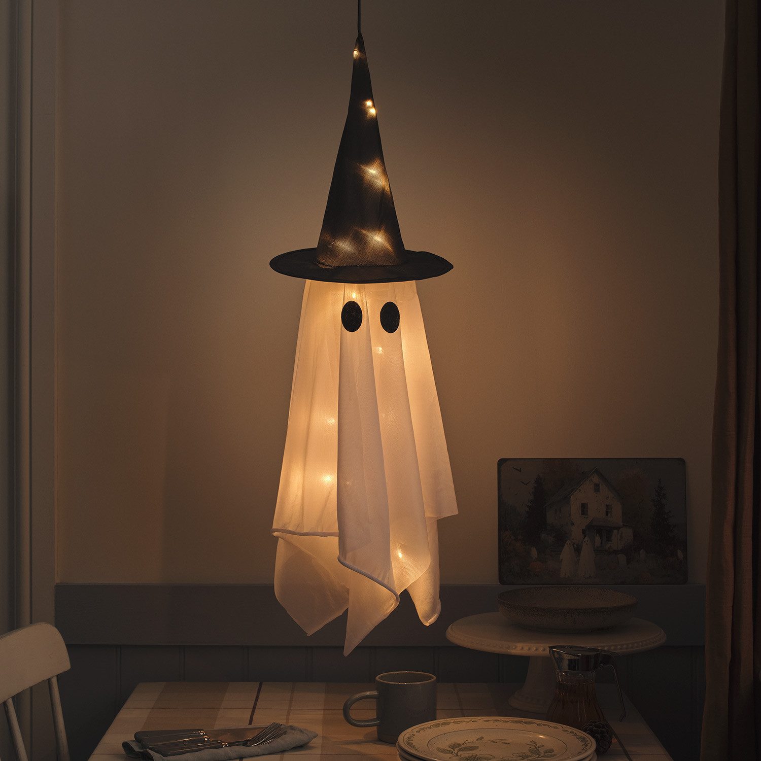 Lights4fun LED-Dekofigur Hängender LED-Geist Winnie mit Hexenhut