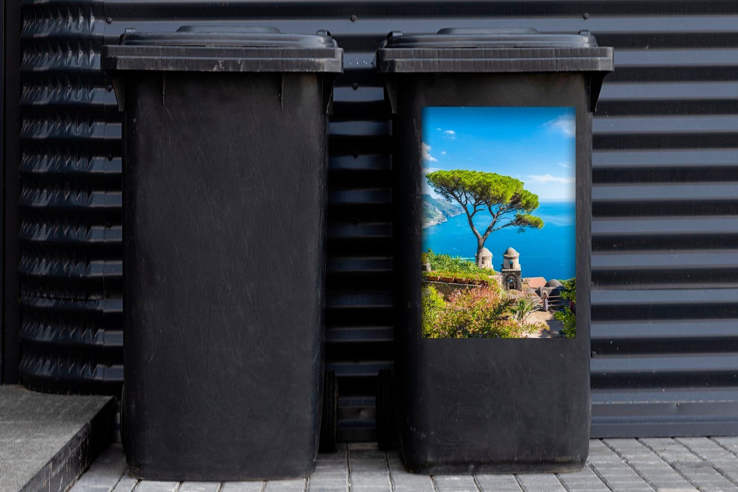 an Meer MuchoWow das Tyrrhenische Wandsticker Abfalbehälter Blick Mülltonne, auf Amalfiküste Sticker, Mülleimer-aufkleber, (1 der St), Container,