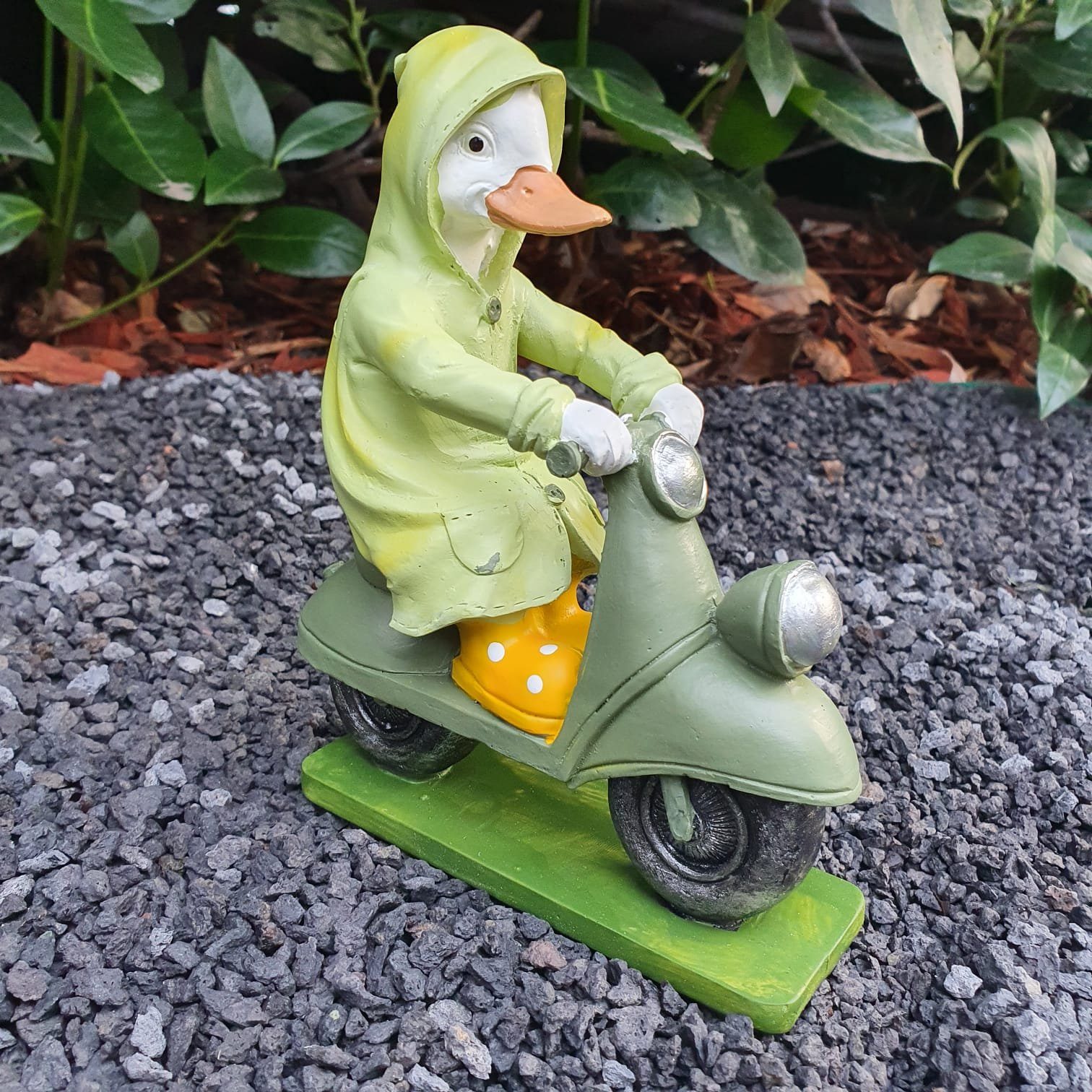 Aspinaworld Gartenfigur Ente mit Regenmantel auf Roller 16 cm wetterfest