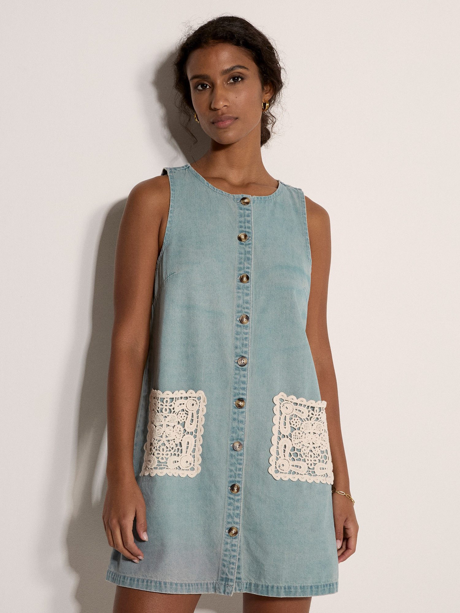 Apricot Minikleid Mini-Kleid aus Denim mit Häkelverzierungen – Bild 2 von 5