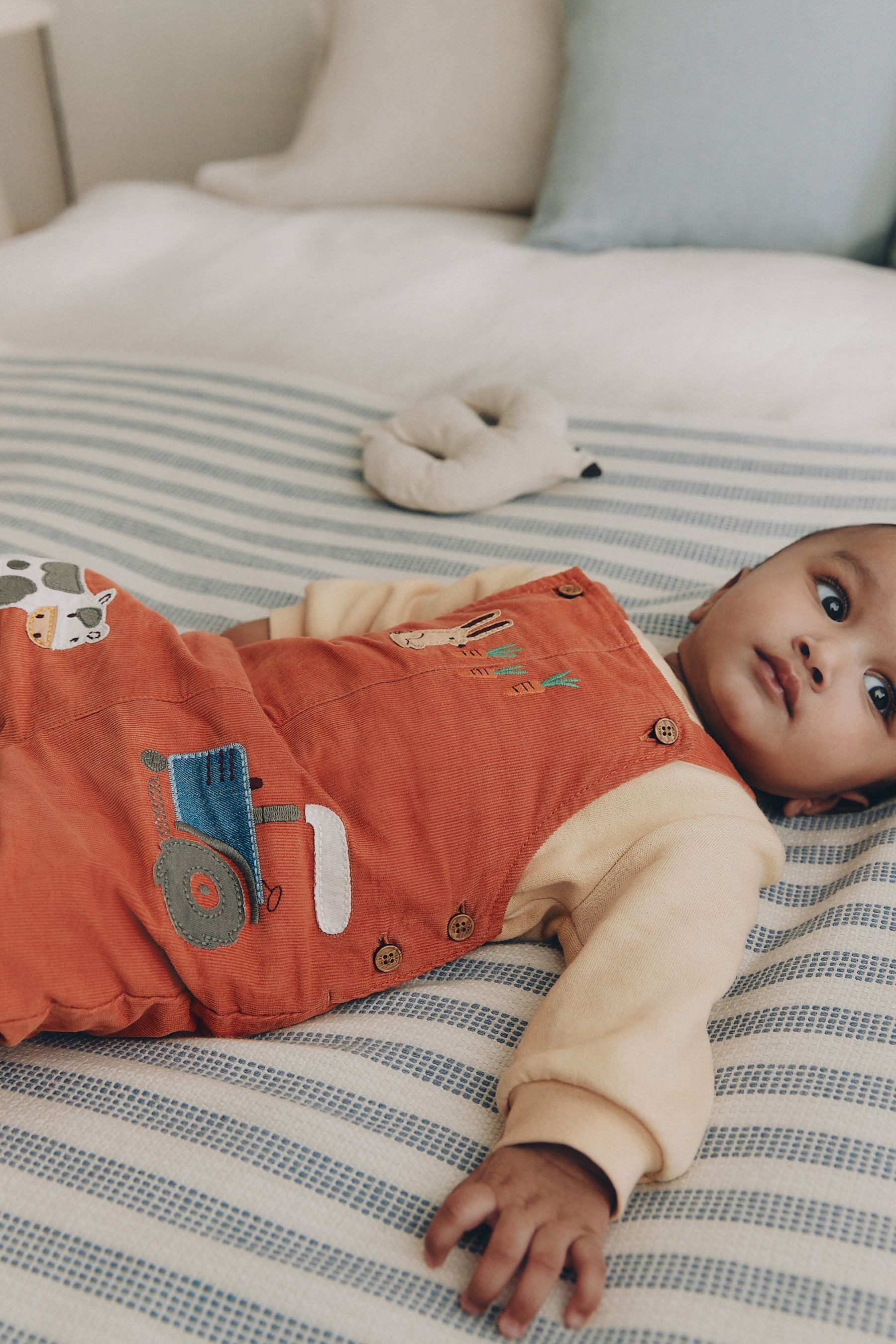 Next Body & Hose Latzhose aus Cord und Bodysuit für Babys im Set (2-tlg)