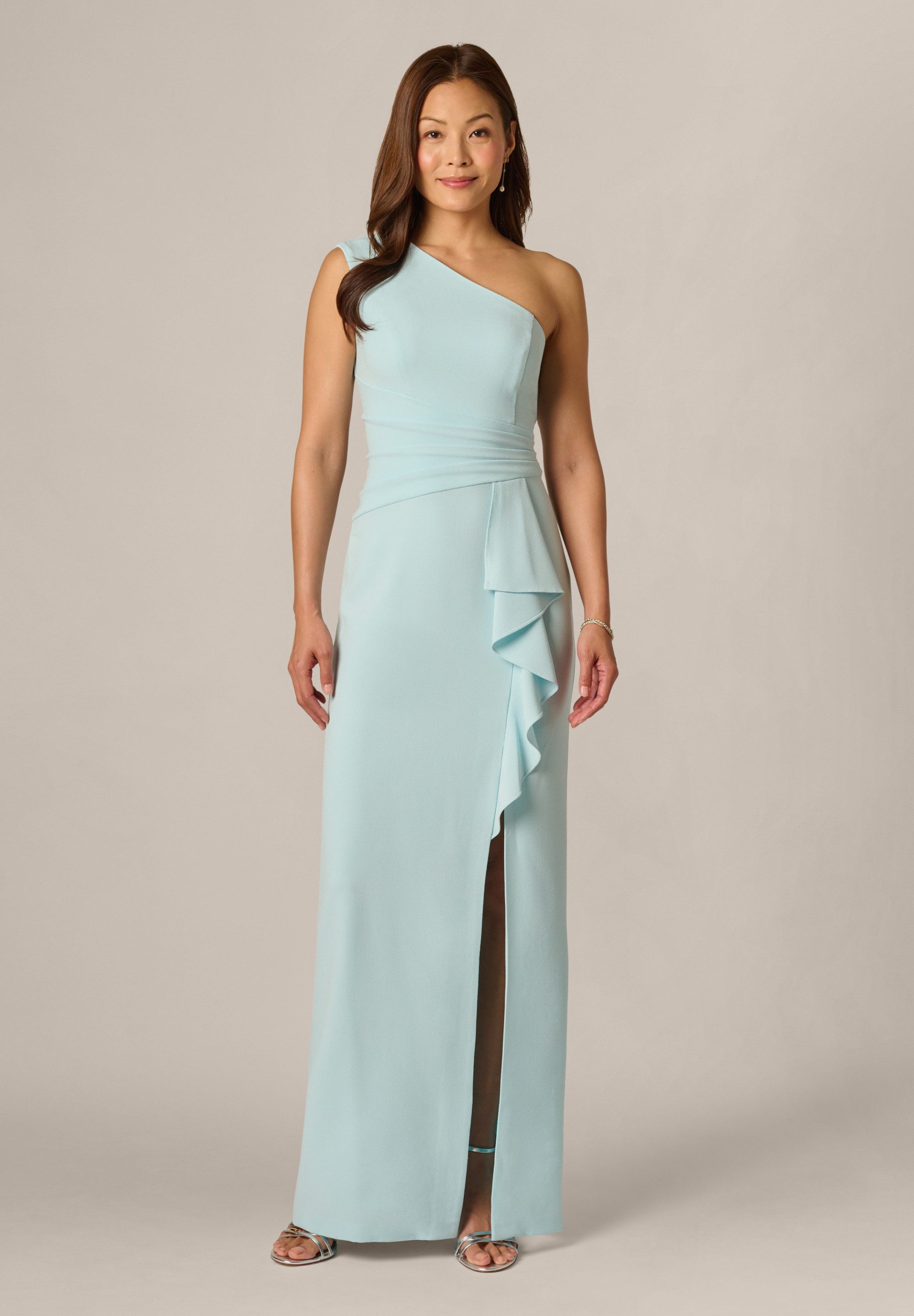 Adrianna Papell Abendkleid Side Ruffle Crepe Column Gown Elegantes und figurbetontes ärmelloses Abendkleid