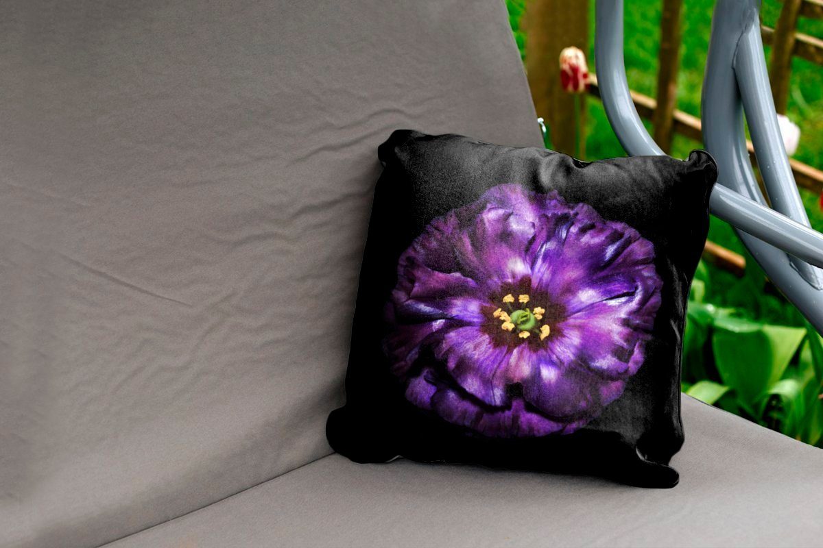 Dekokissen Blume abgebildet, Hintergrund Kissenhülle, Outdoor Kissenbezüge, Eine vor schwarzem MuchoWow violette Dekokissenbezug, Dekokissen,