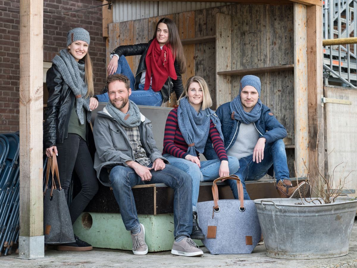 Knit Factory Schal Coco Dreiecksschals 190x85 cm Glatt Dunkelblau, (1-St), günstig online kaufen