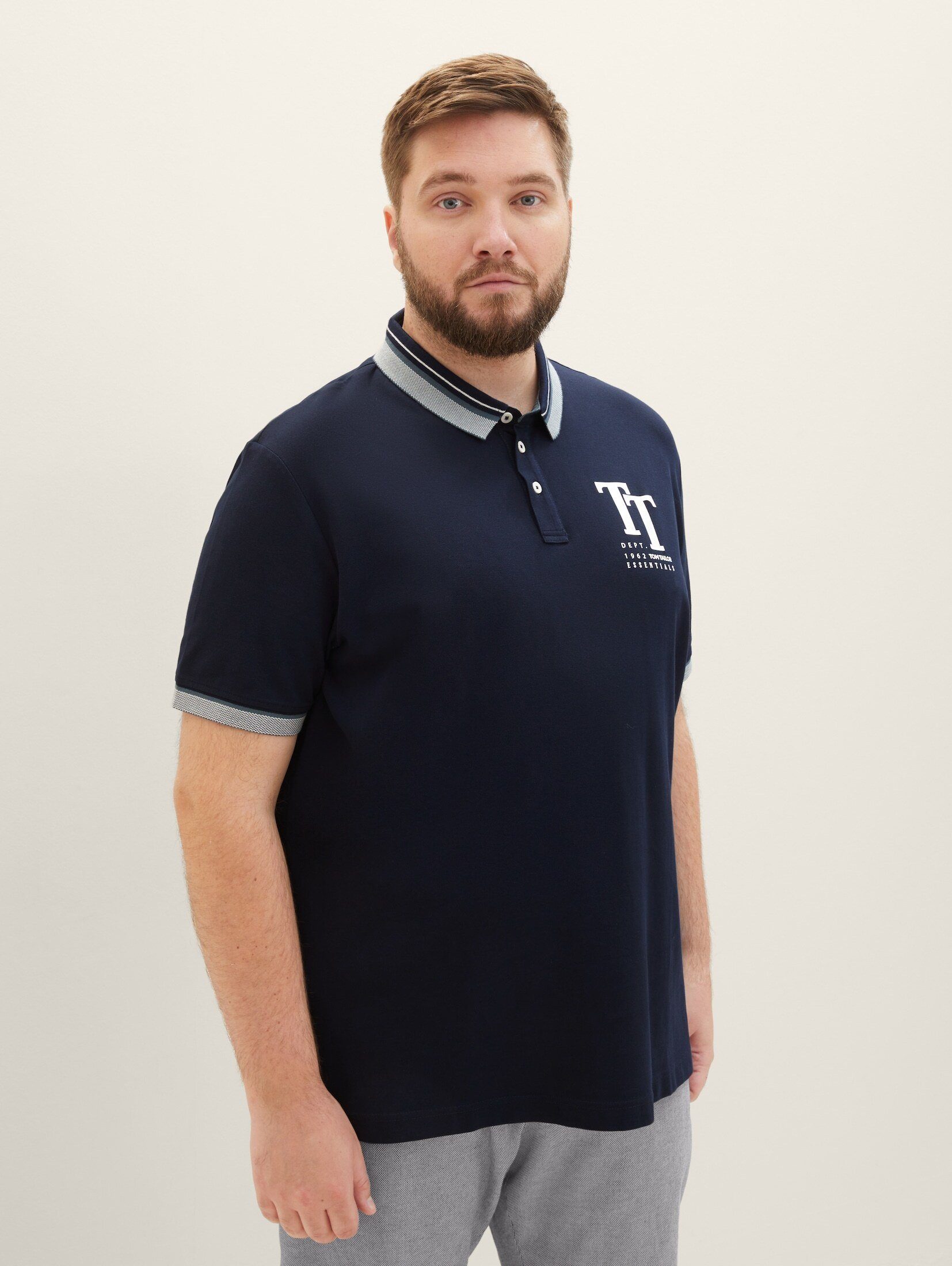 Poloshirt ist Model cm Logo-Print, Poloshirt und groß Plus 3XL 187 - trägt Unser PLUS Größe TAILOR TOM mit