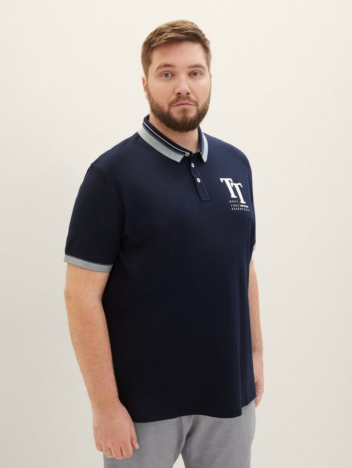 TOM TAILOR PLUS Poloshirt Plus - Poloshirt mit Logo-Print, Unser Model ist  187 cm groß und trägt Größe 3XL
