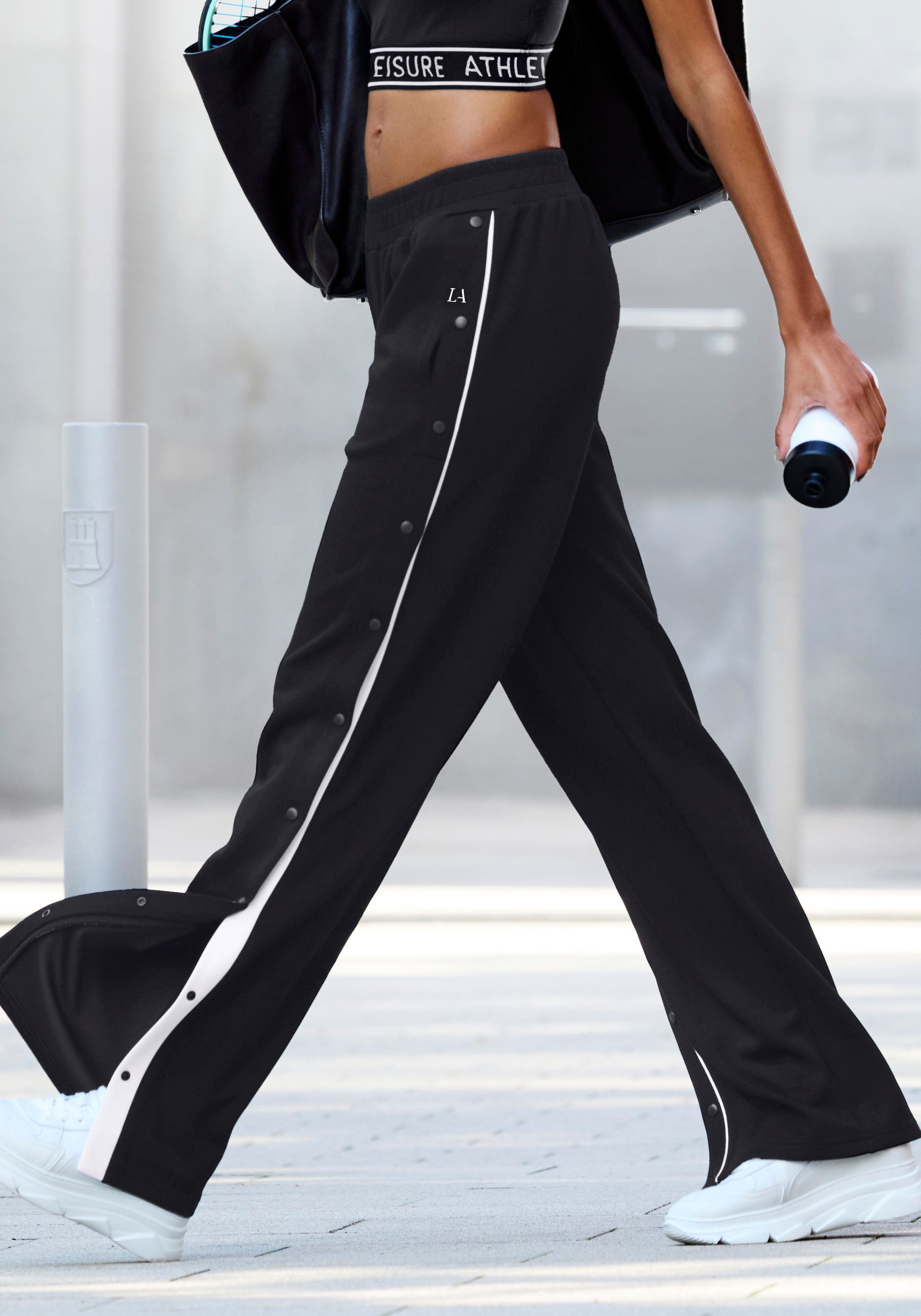 LASCANA ACTIVE Jogginghose - Sweathose - Relaxhose - Sporthose mit seitlicher Knopfleiste, Ideal für Sport- und Freizeit