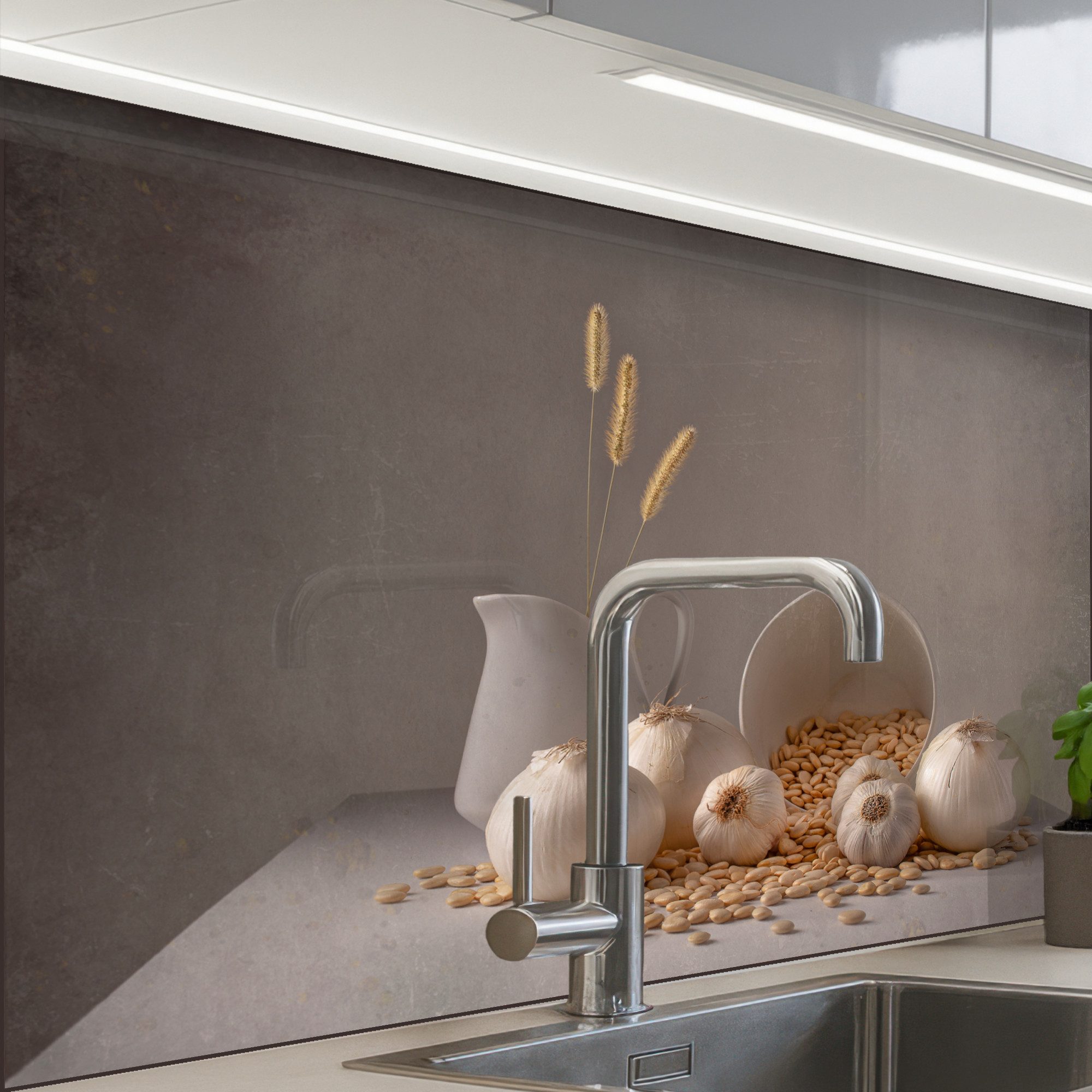 KitchenYeah Küchenrückwand Muster selbstklebend (keine Folie) Zwiebeln - Stilleben - Weiß - Beige, (1-tlg), Spritzschutz, Küche, Rückwand, Küchenwand, Küchenfront, 30x20 cm