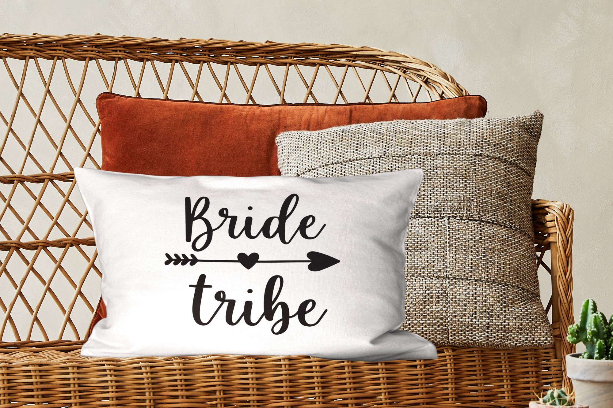 Zierkissen, Herz durch Füllung, und mit Schlafzimmer auf Pfeil mit Dekoration, ein Worten MuchoWow weißem, den Dekokissen Wohzimmer Dekokissen "Tribe" "Bride"