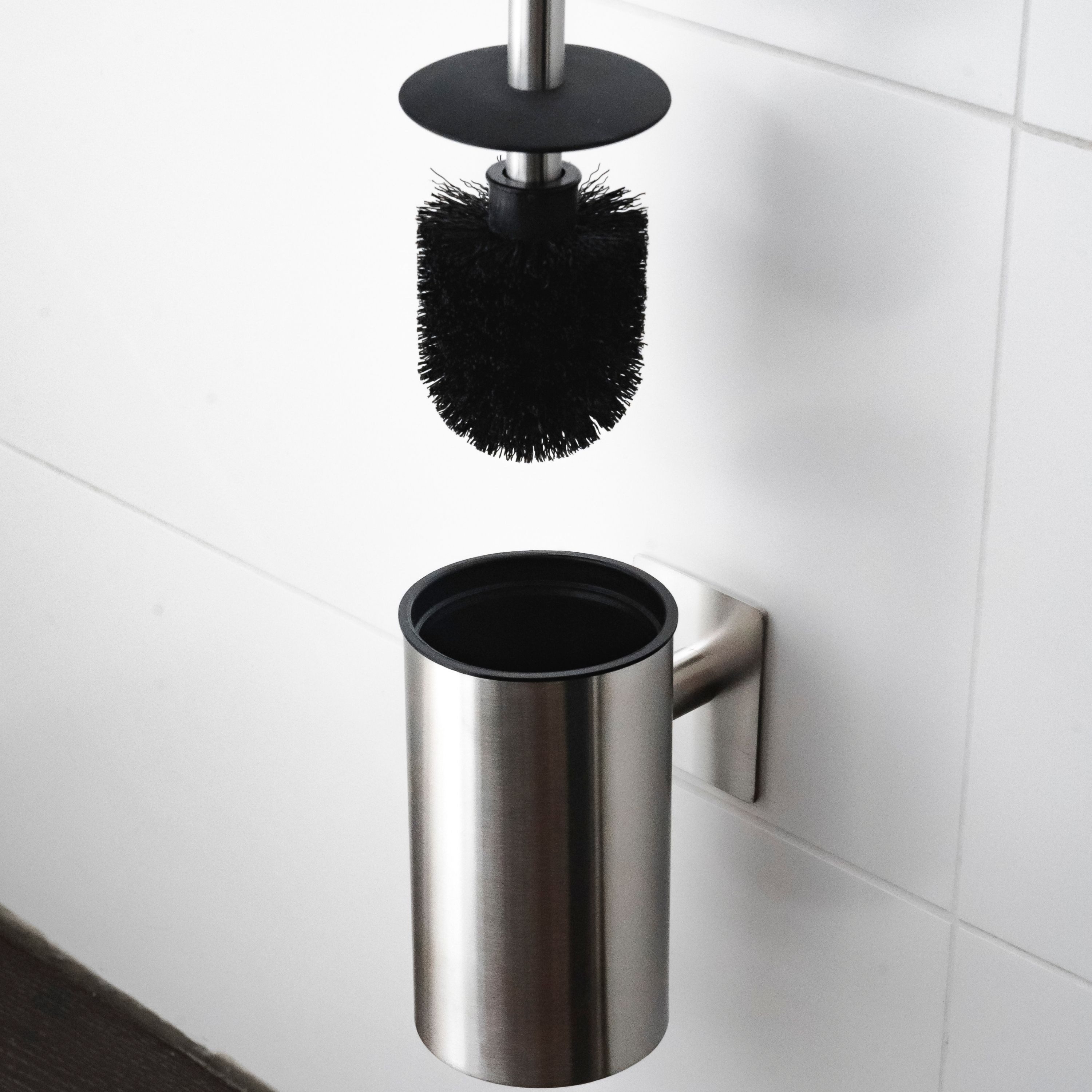 ELMOWO WC-Reinigungsbürste WC-Reinigungsbürste ohne Bohren aus Edelstahl, Badezimmer, Gäste-WC, Für alle glatten Oberflächen im Bad, (Komplett-Set, inkl. Ersatzbürsten-Kopf)