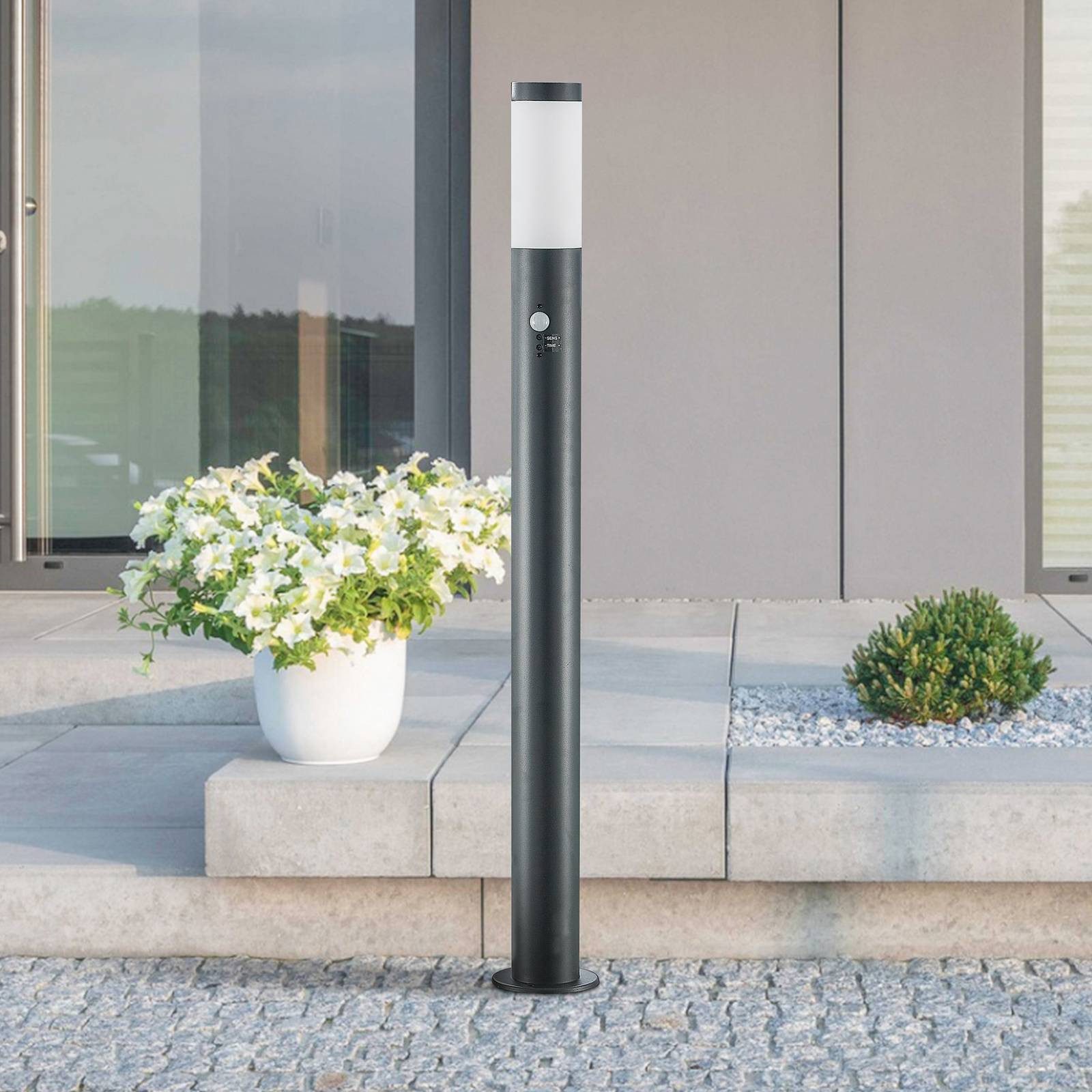 Lindby Außen-Stehlampe Statius, Metall, Schwarz IP44mit Bewegungsmelder, 1 x 15 W LED