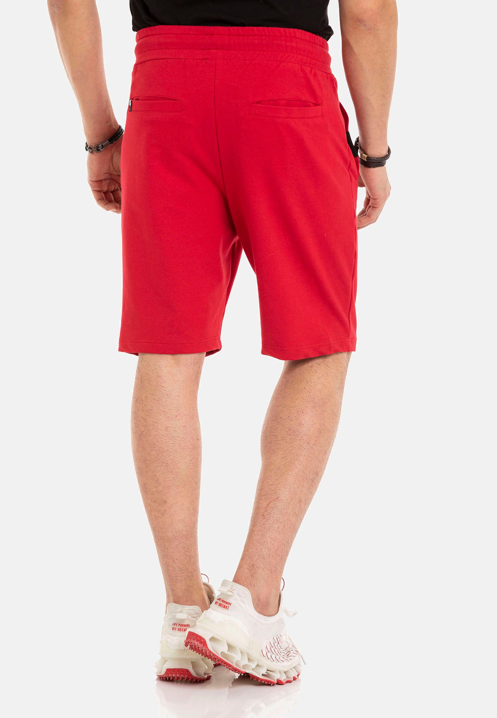Cipo & Baxx sportlichem rot Look in Shorts