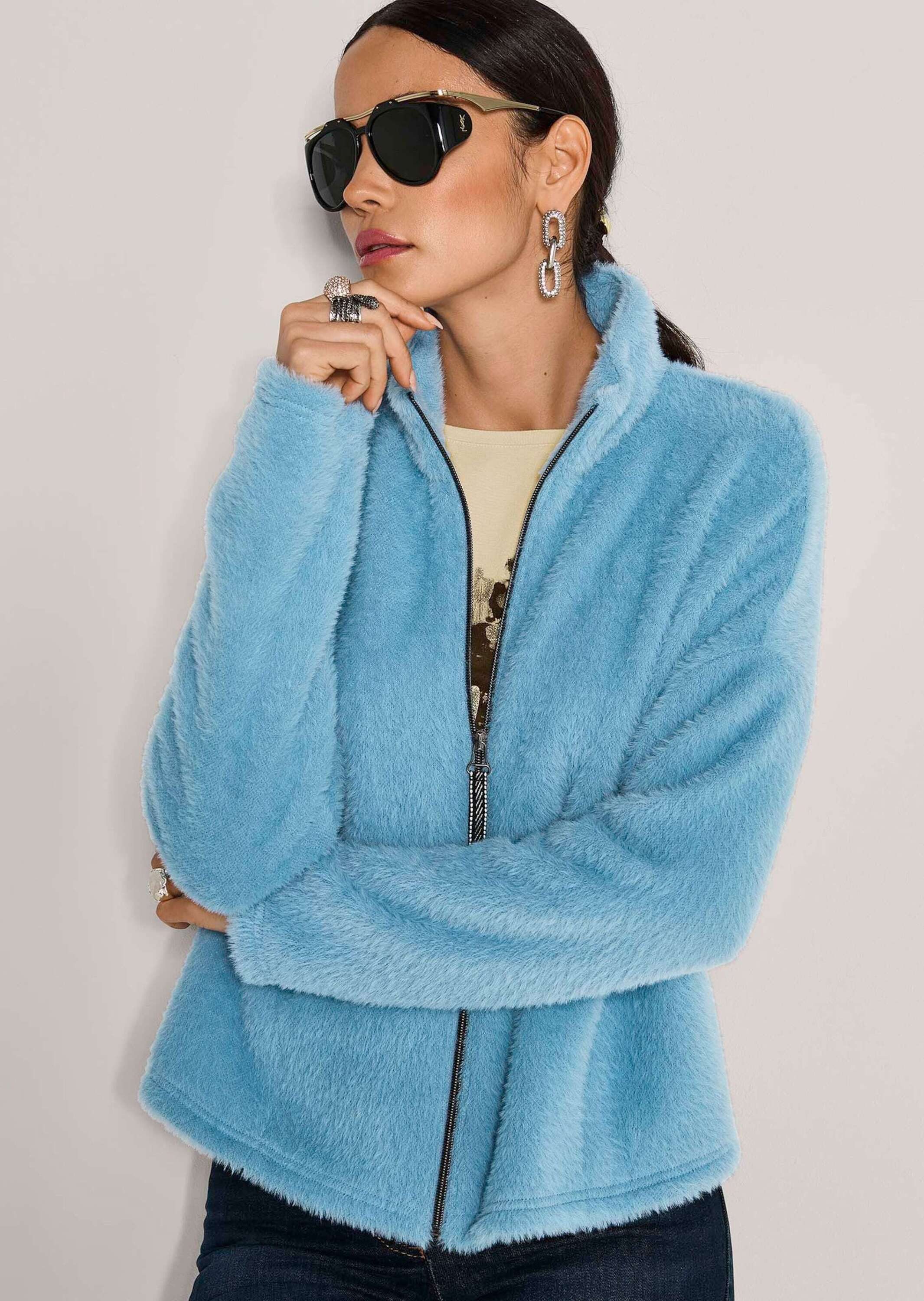 MADELEINE Outdoorjacke Trendige Kurzjacke mit Stehkragen Kuscheliger Webpelz mit sportivem Reißverschluss und langen Ärmeln
