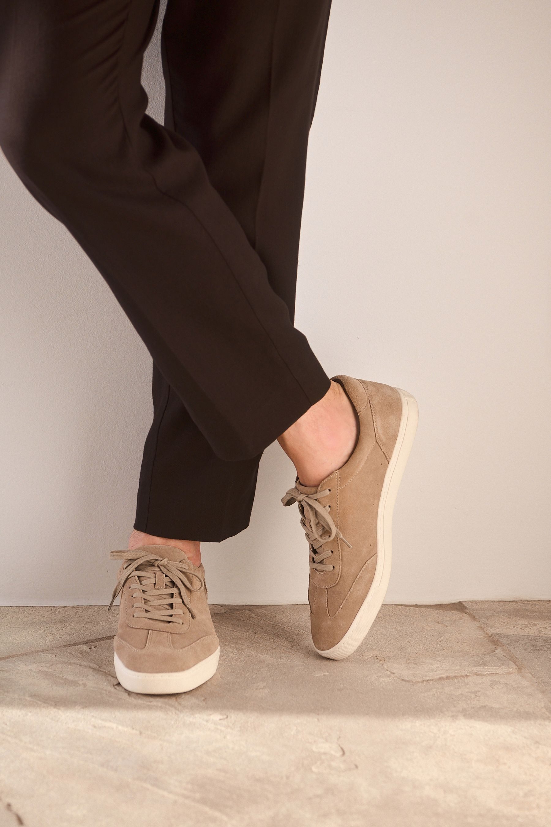 Next Schicke Turnschuhe aus Veloursleder Schnürschuh (1-tlg)