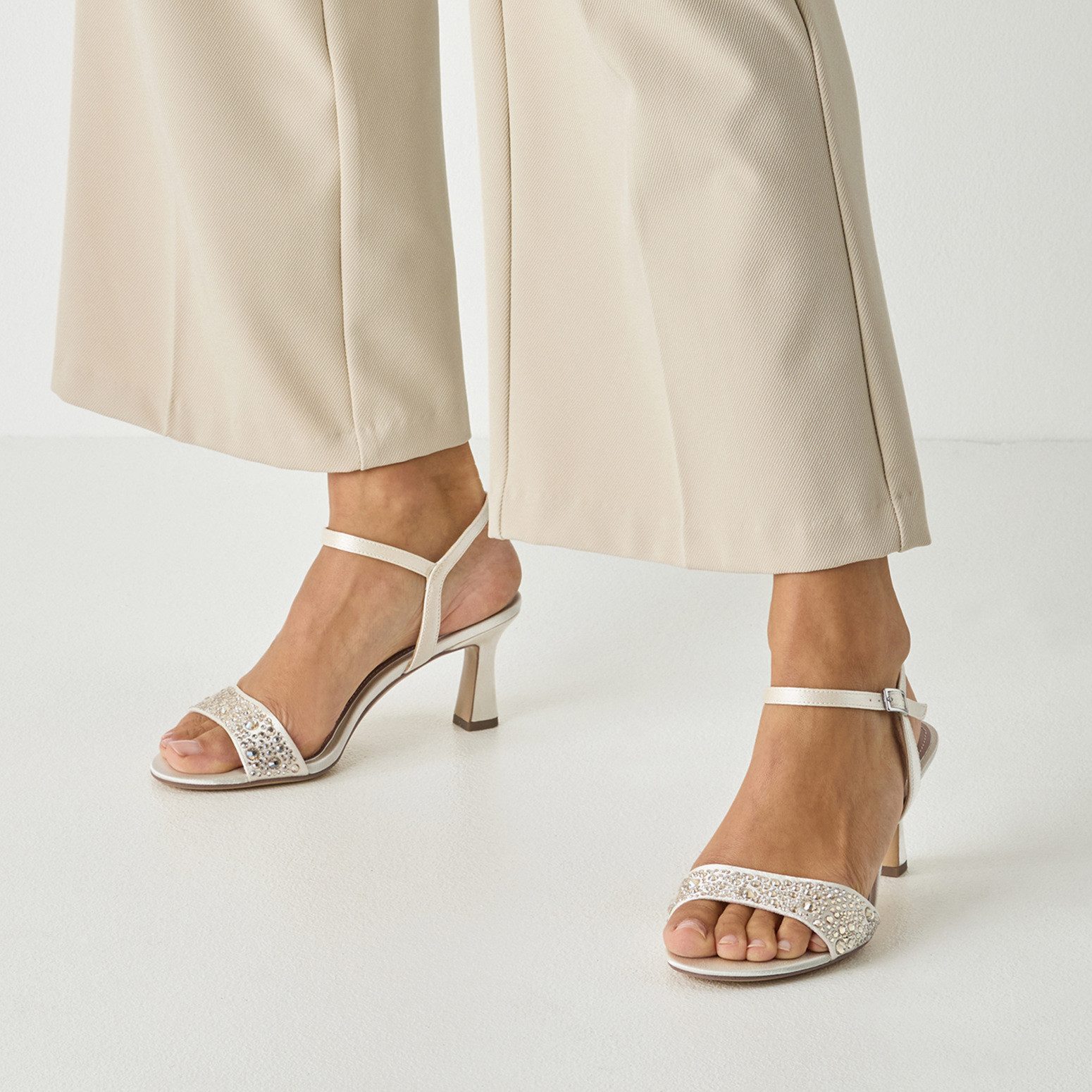 Tamaris Sandalette Hochzeitsschuh, Abendschuh mit glitzernden Strasssteinen besetzt