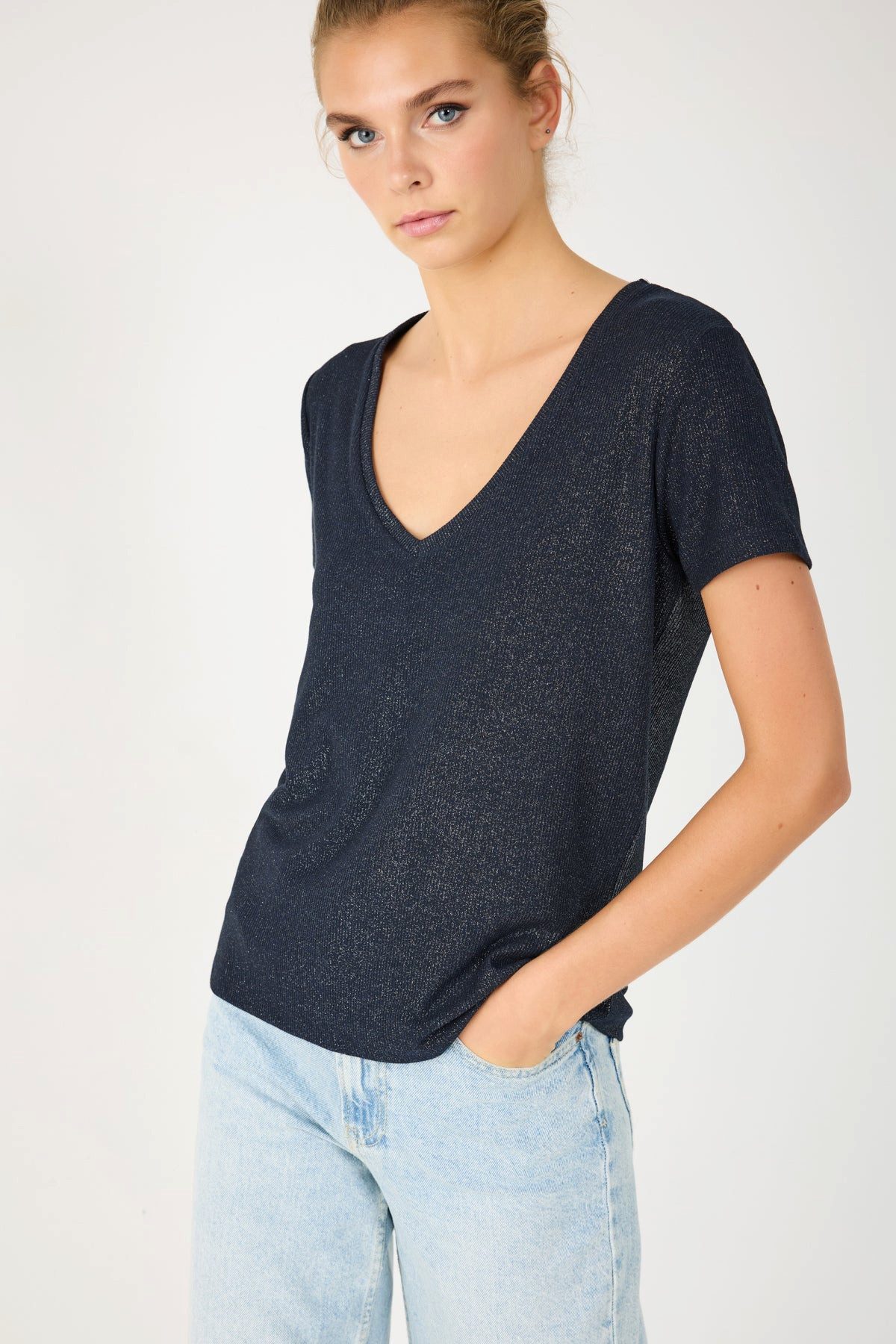 T-Shirt T-Shirt mit V-Ausschnitt aus schimmerndem Stoff